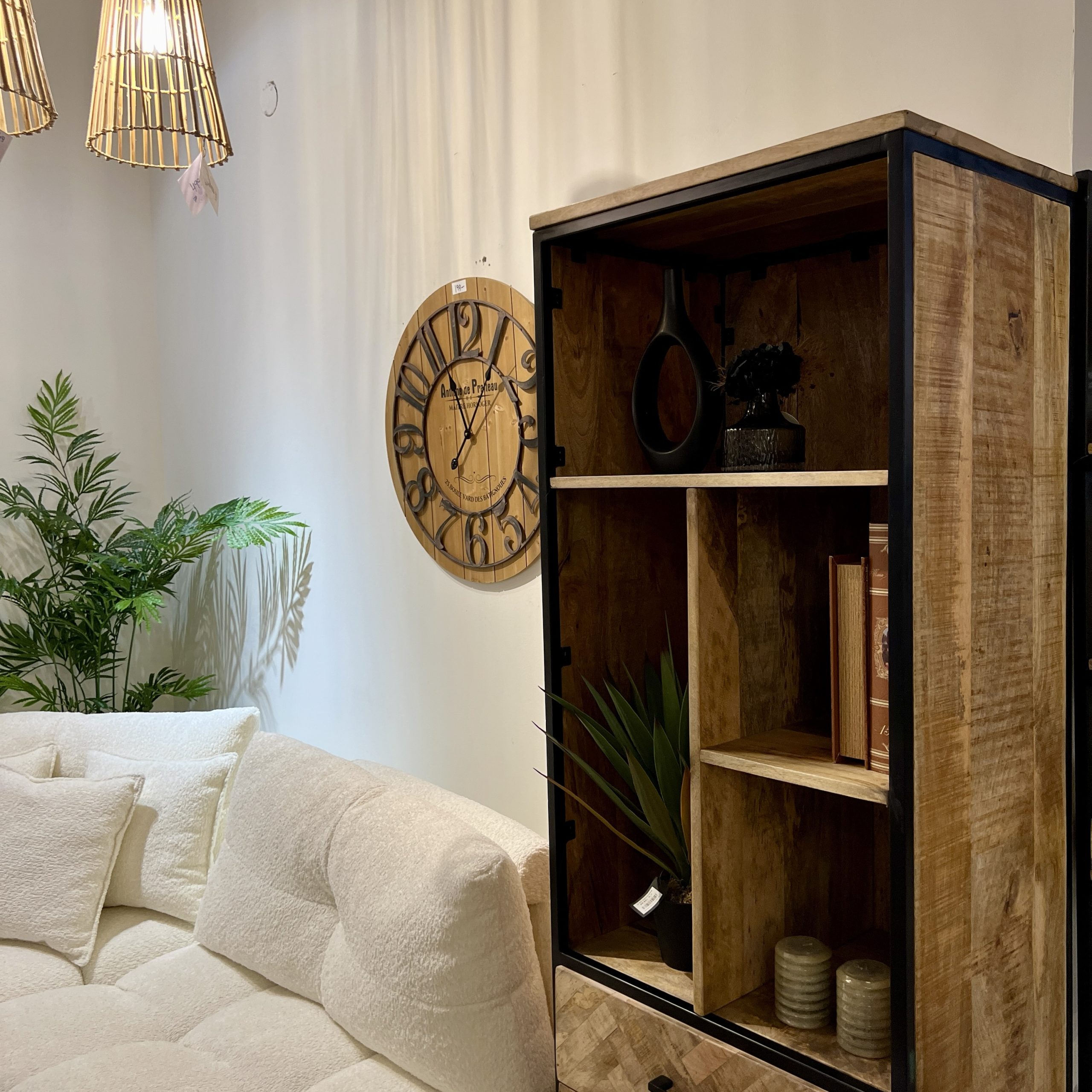 ויטרינה שאנטי גבוהה עם מגירות עץ ויטרינה שאנטי גבוהה עם מגירות עץ