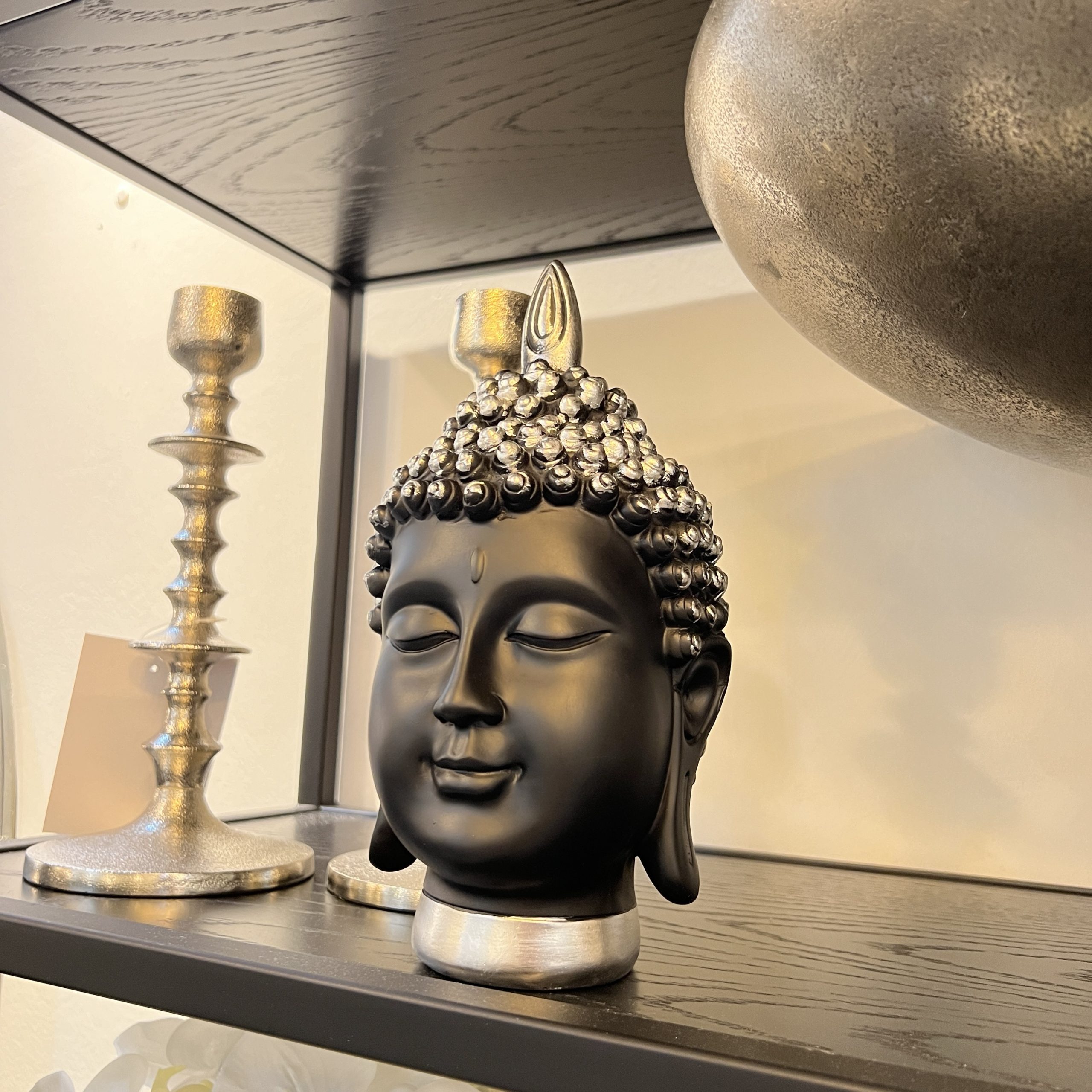 פסל ראש בודהה שחור פסל ראש בודהה שחור