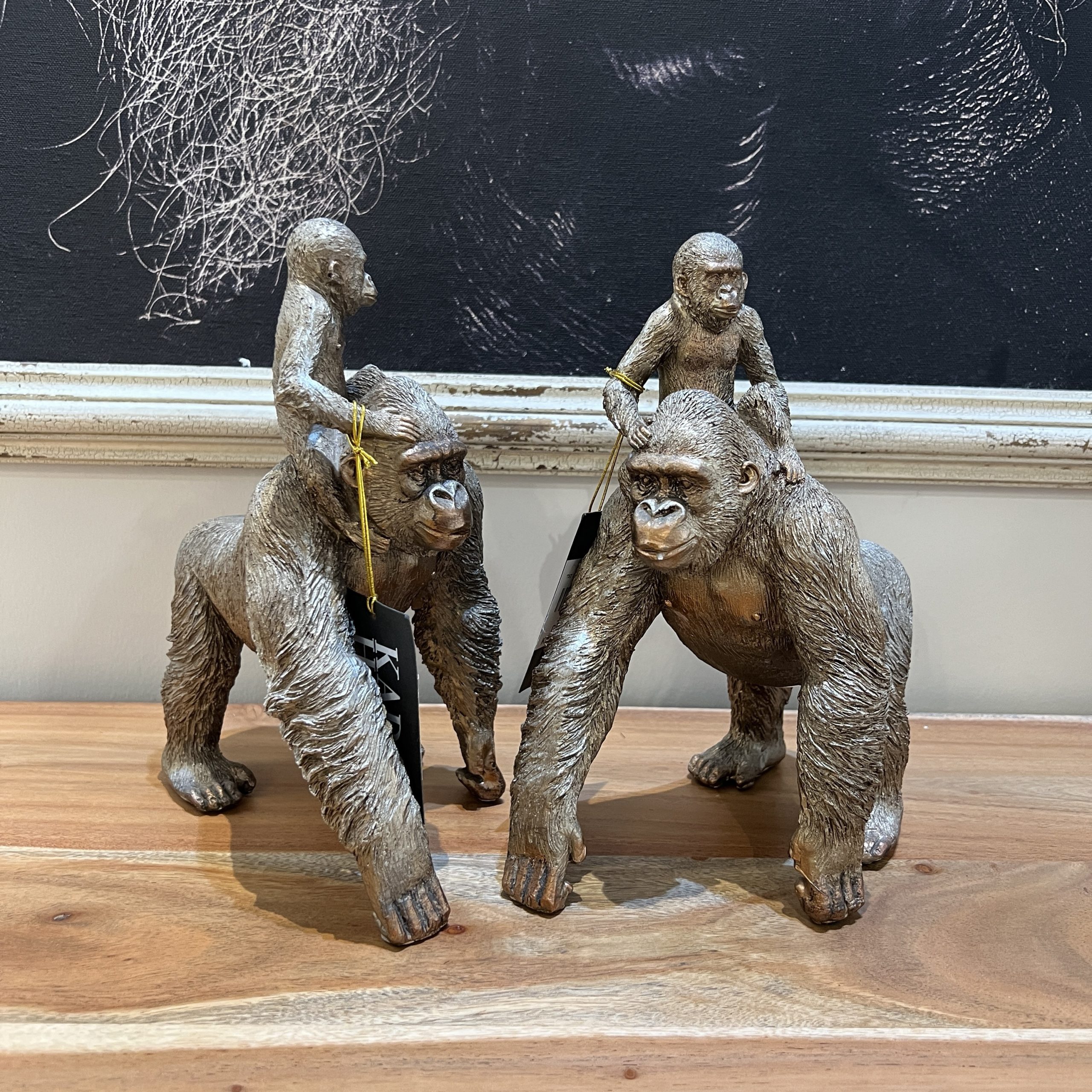 פסל קוף עם תינוק זהב פסל קוף עם תינוק זהב