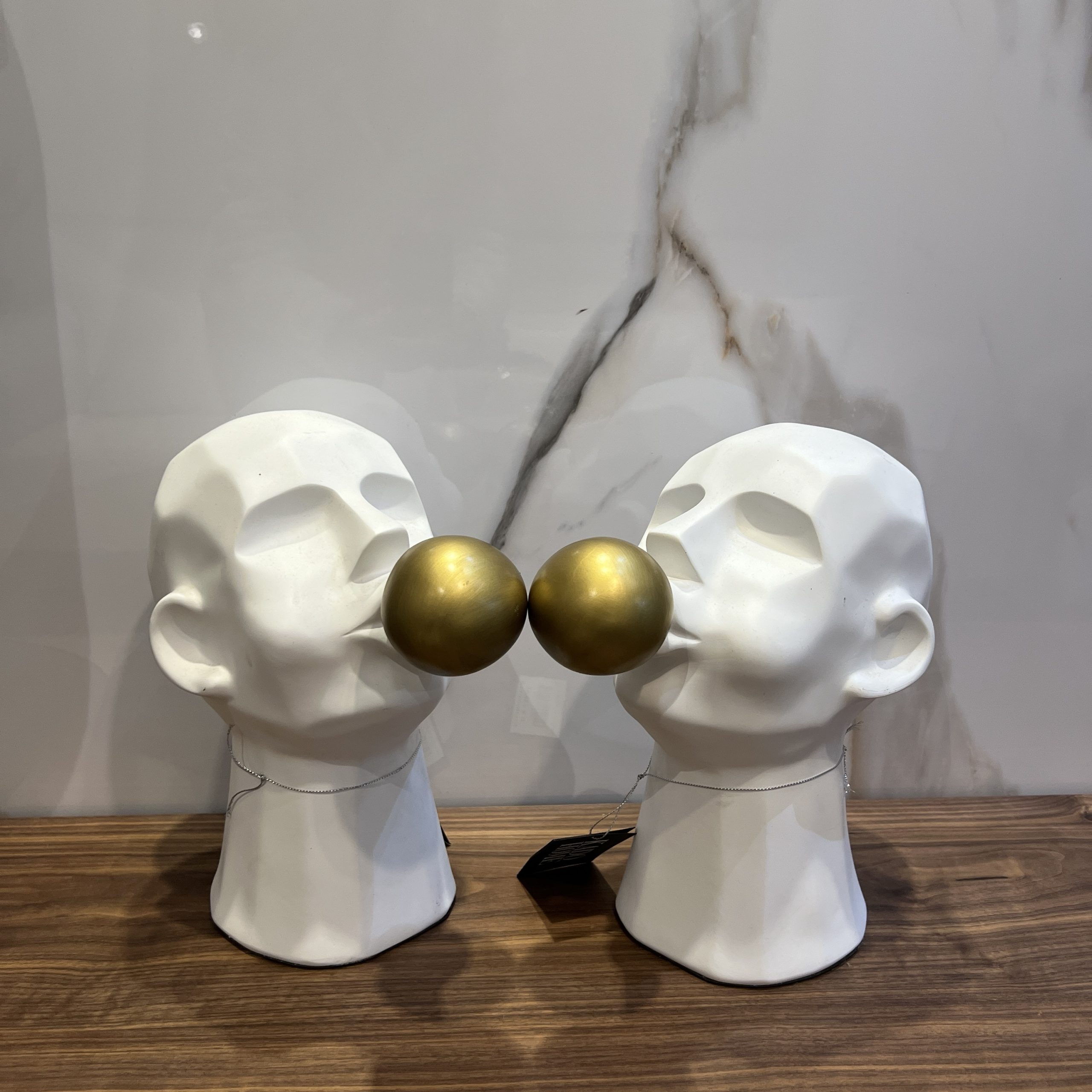 פסל ראש איש לבן בלון זהב פסל ראש איש לבן בלון זהב