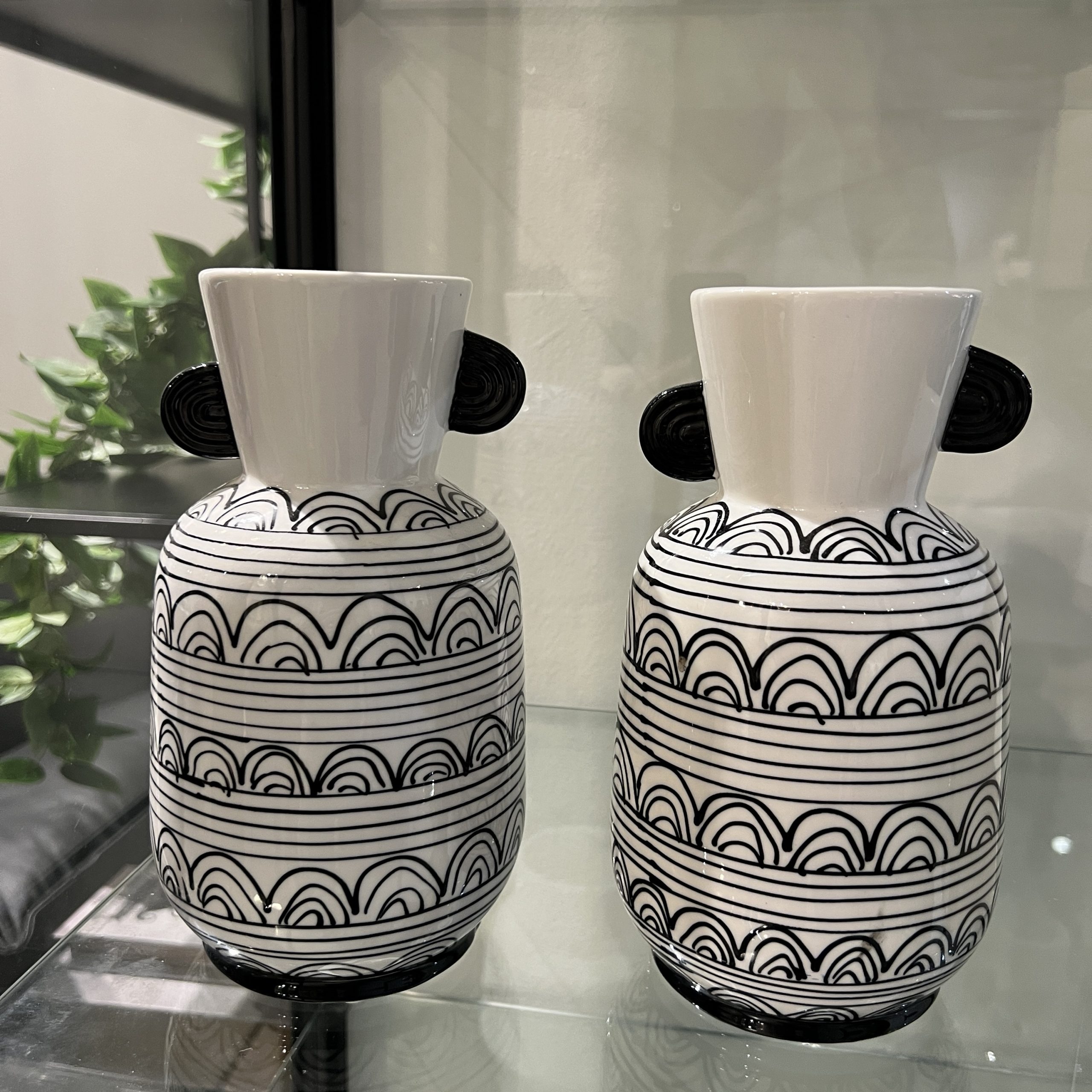 כד לבן מבריק עיטור שחור אתני גבוהה כד לבן מבריק עיטור שחור אתני גבוהה