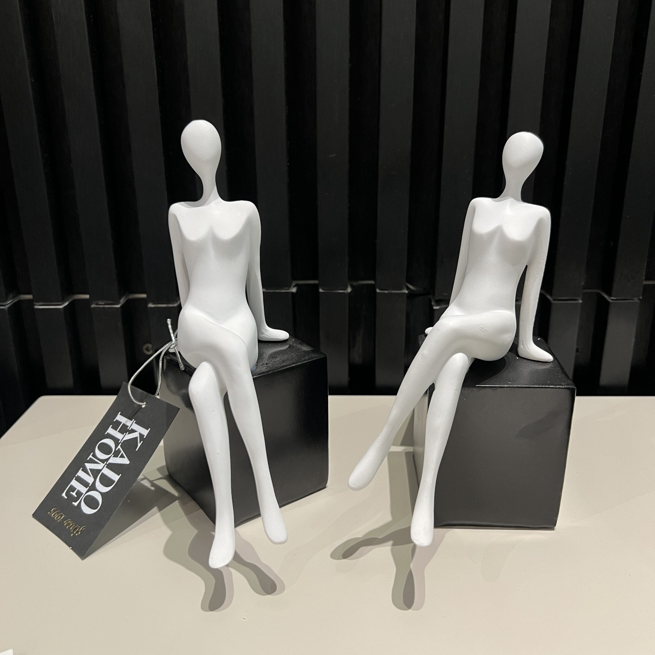 פסל אשה לבנה על קוביה שחורה פסל אשה לבנה על קוביה שחורה