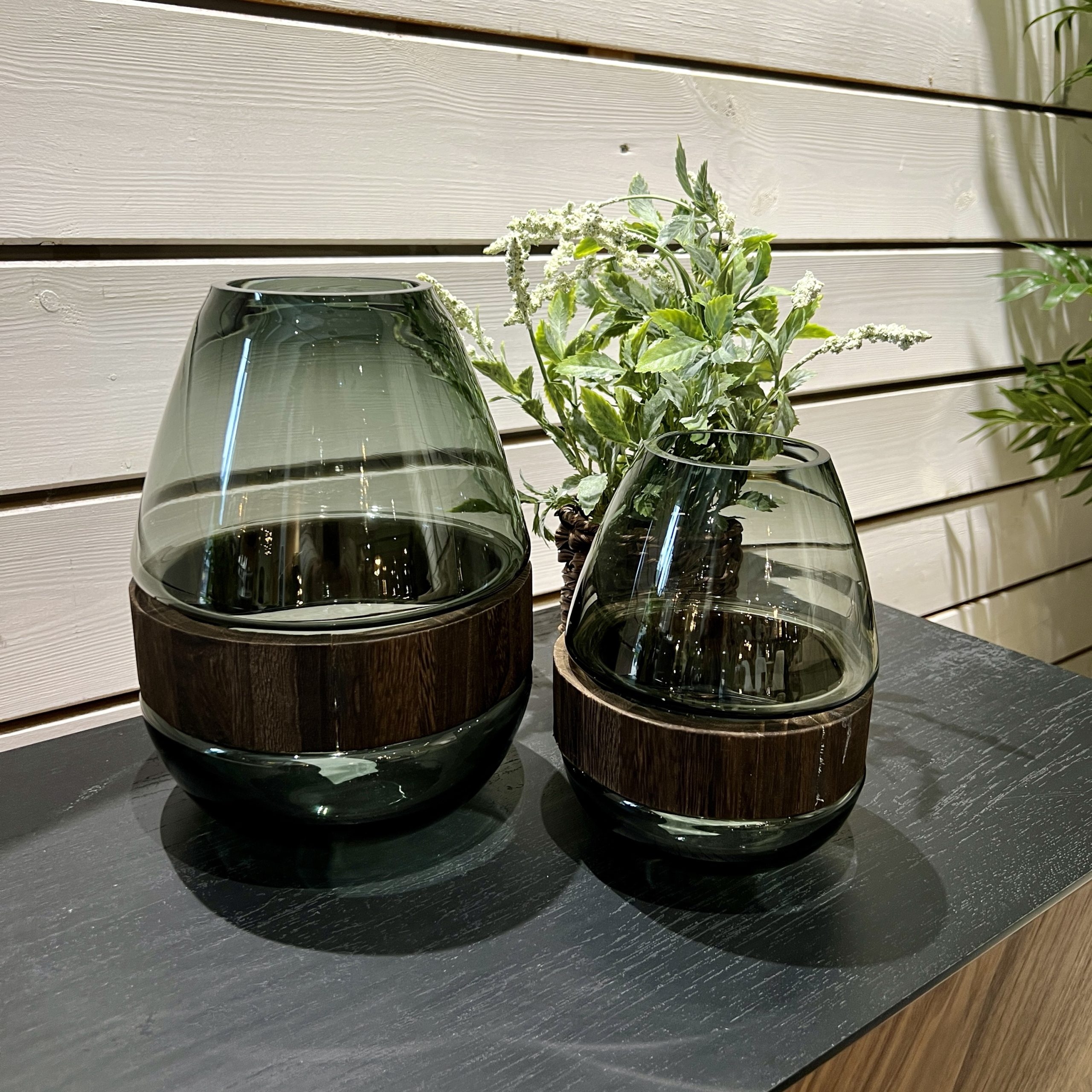 כד זכוכית אפורה אמצע עץ דגם אליס כד זכוכית אפורה אמצע עץ דגם אליס