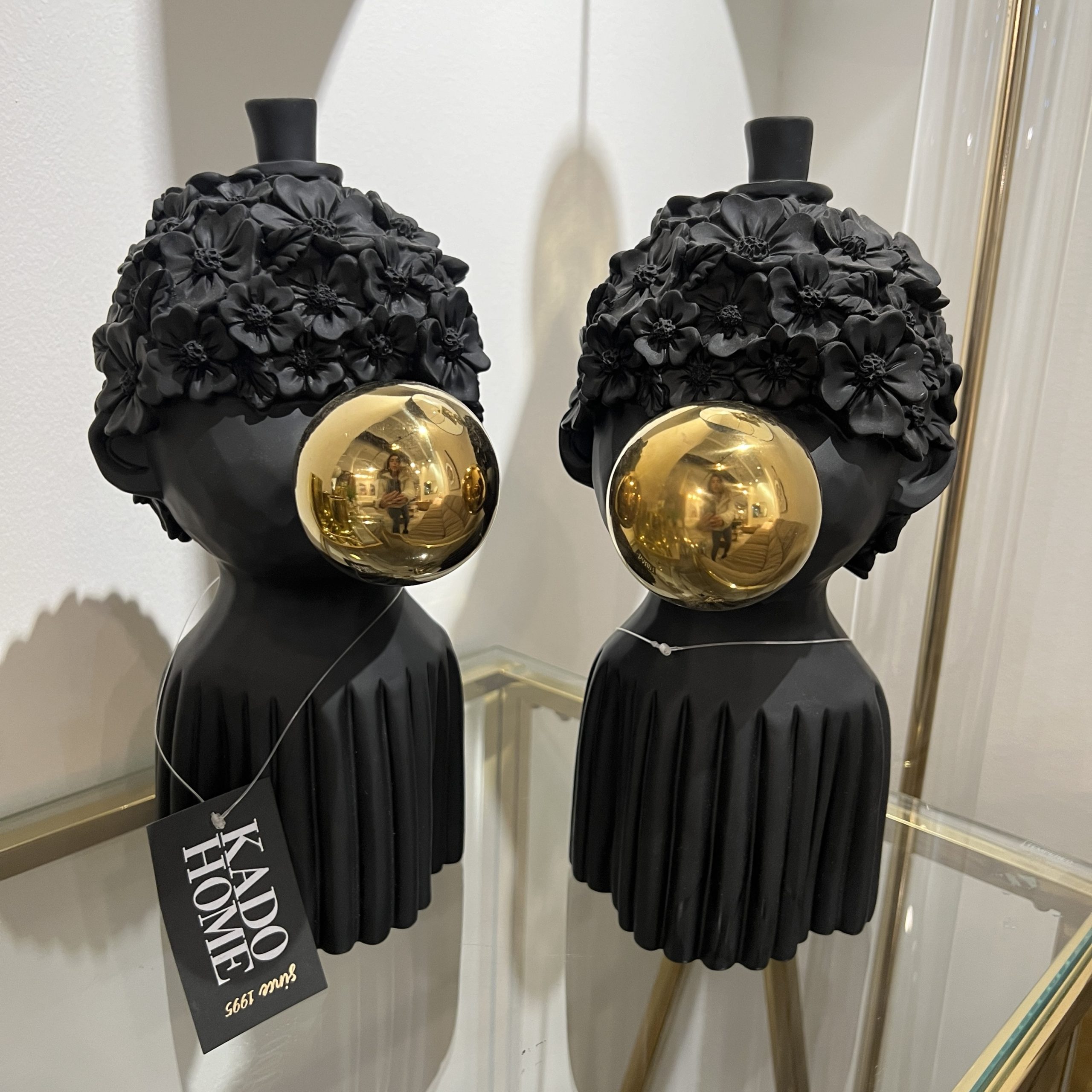 פסל ילד שיער פרחים ופקק זהב בפה שחור פסל ילד שיער פרחים ופקק זהב בפה שחור