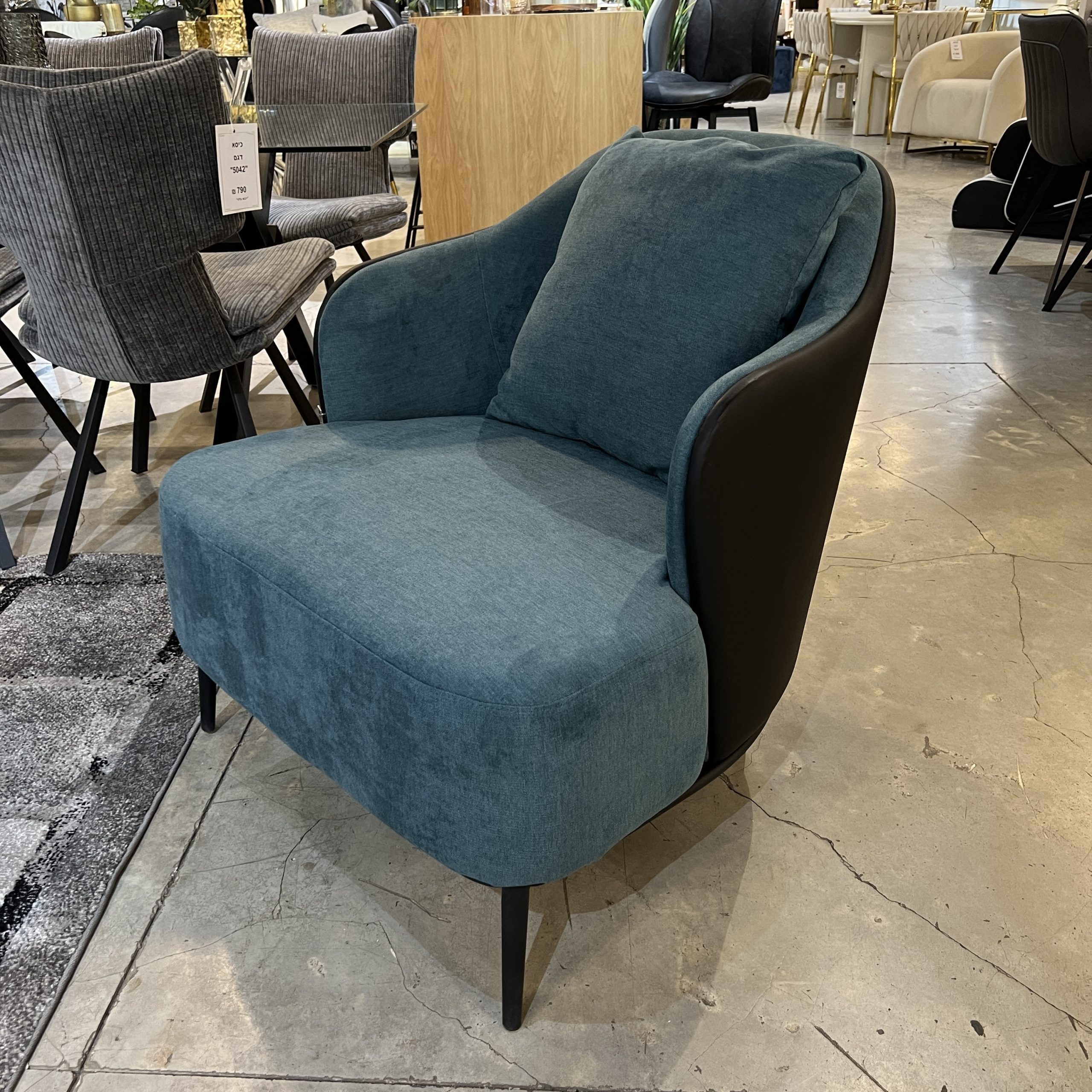 כורסא לסלון כחול בשילוב דמוי עור שחור דגם משולב כורסא לסלון כחול בשילוב דמוי עור שחור דגם משולב