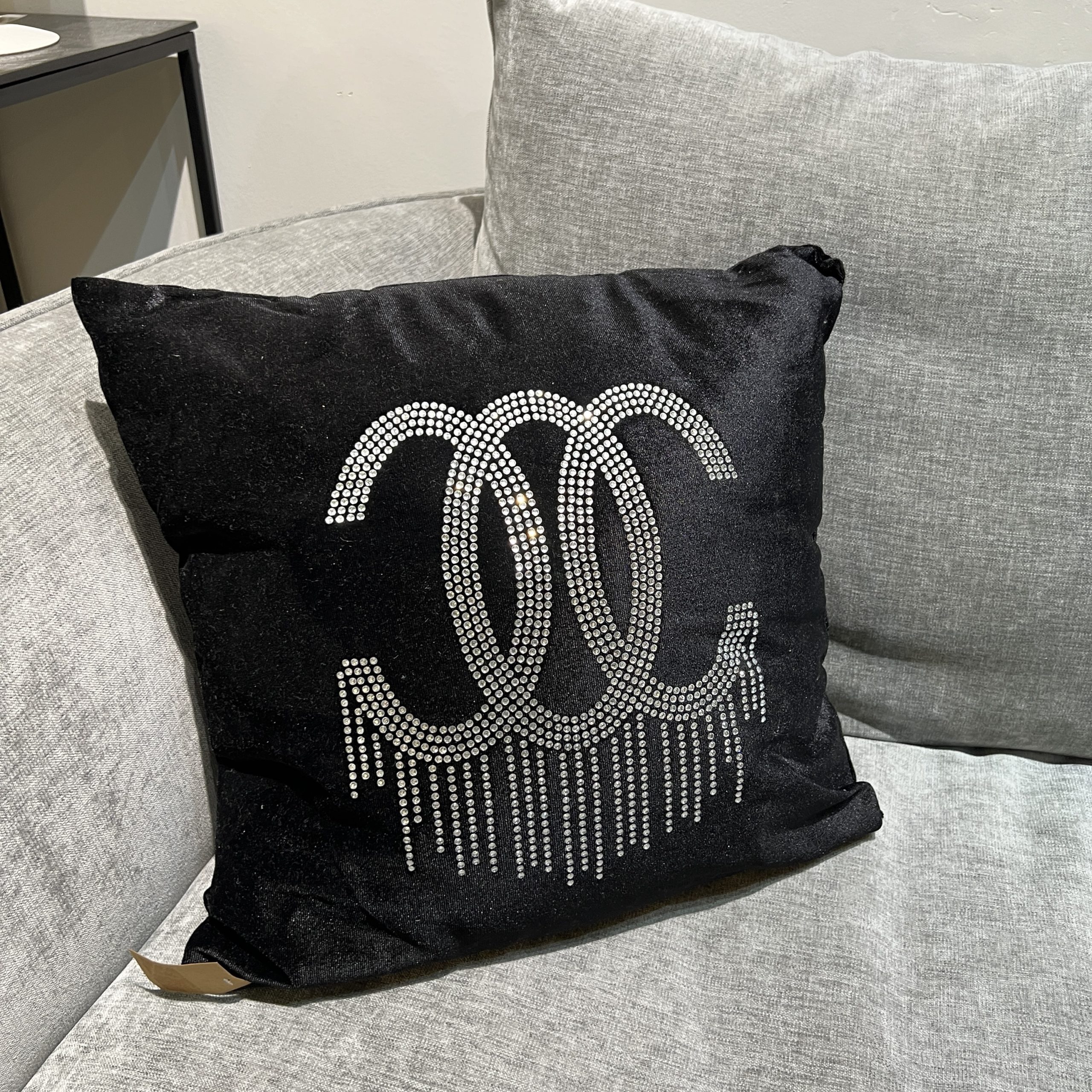 כרית נוי שחור קטיפה עיגולים משובצת כרית נוי שחור קטיפה עיגולים משובצת