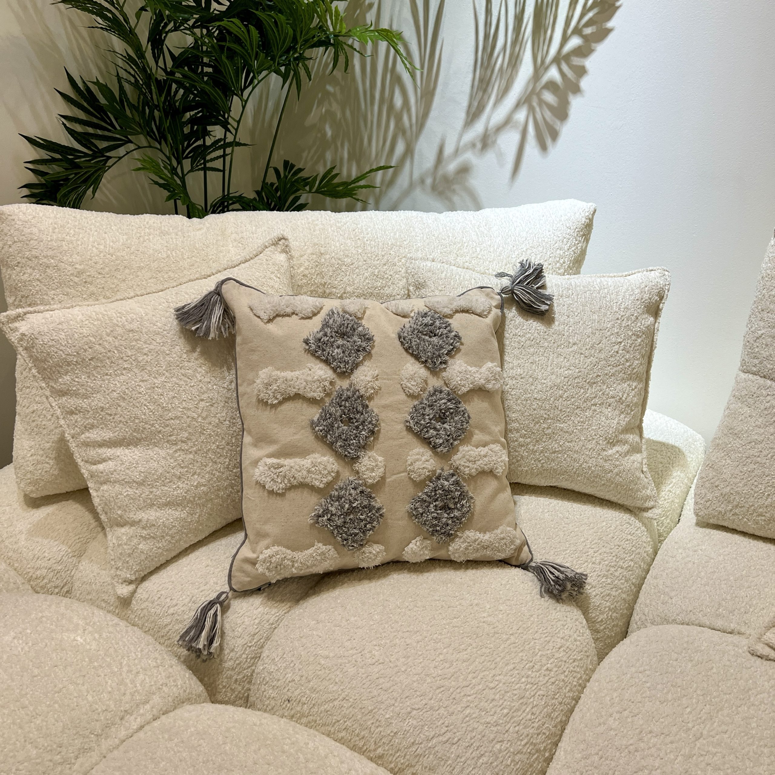 כרית נוי מעוצבת אפור בז פרנזים כרית נוי מעוצבת אפור בז פרנזים