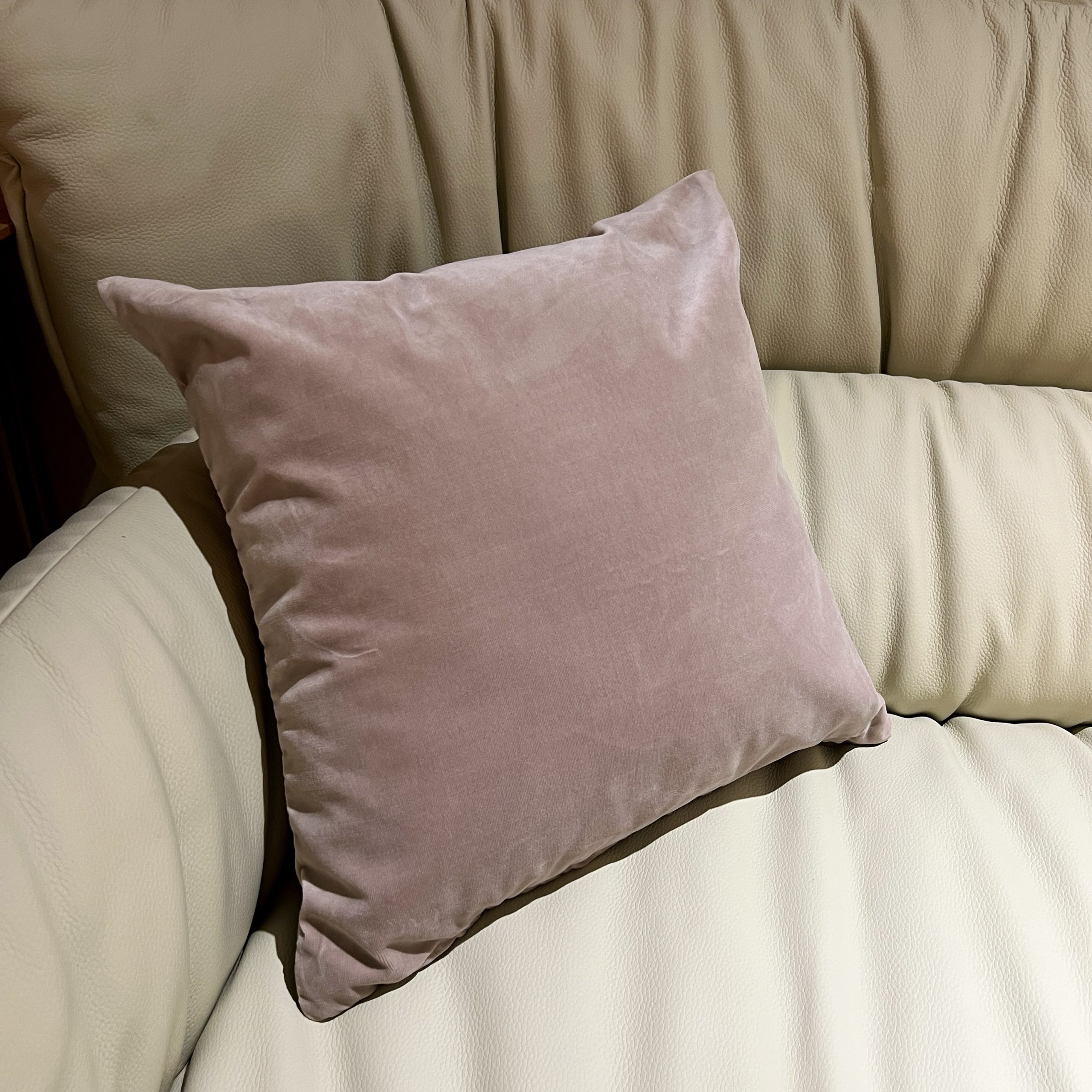 כרית נוי מעוצבת ורוד בהיר