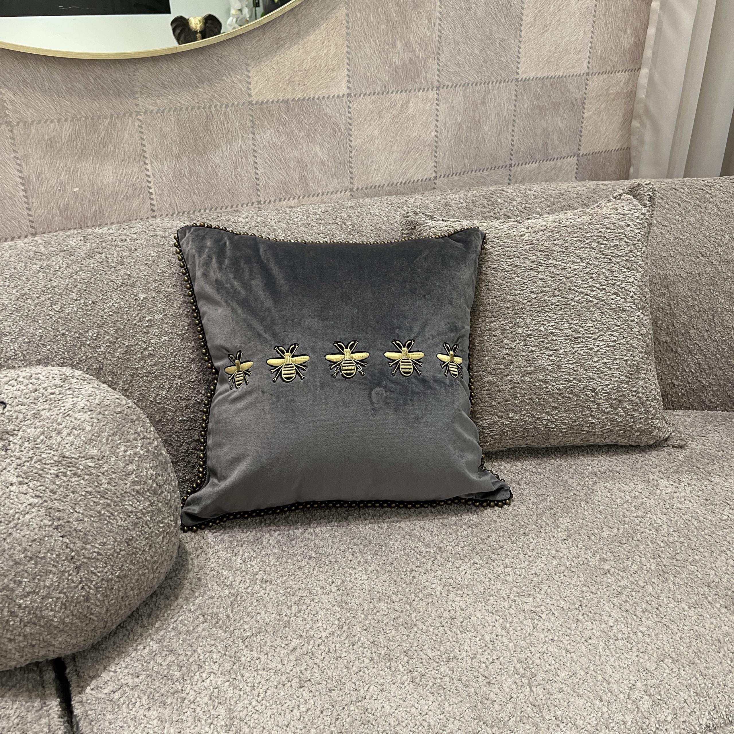 כרית נוי דבורה אפור כרית נוי דבורה אפור