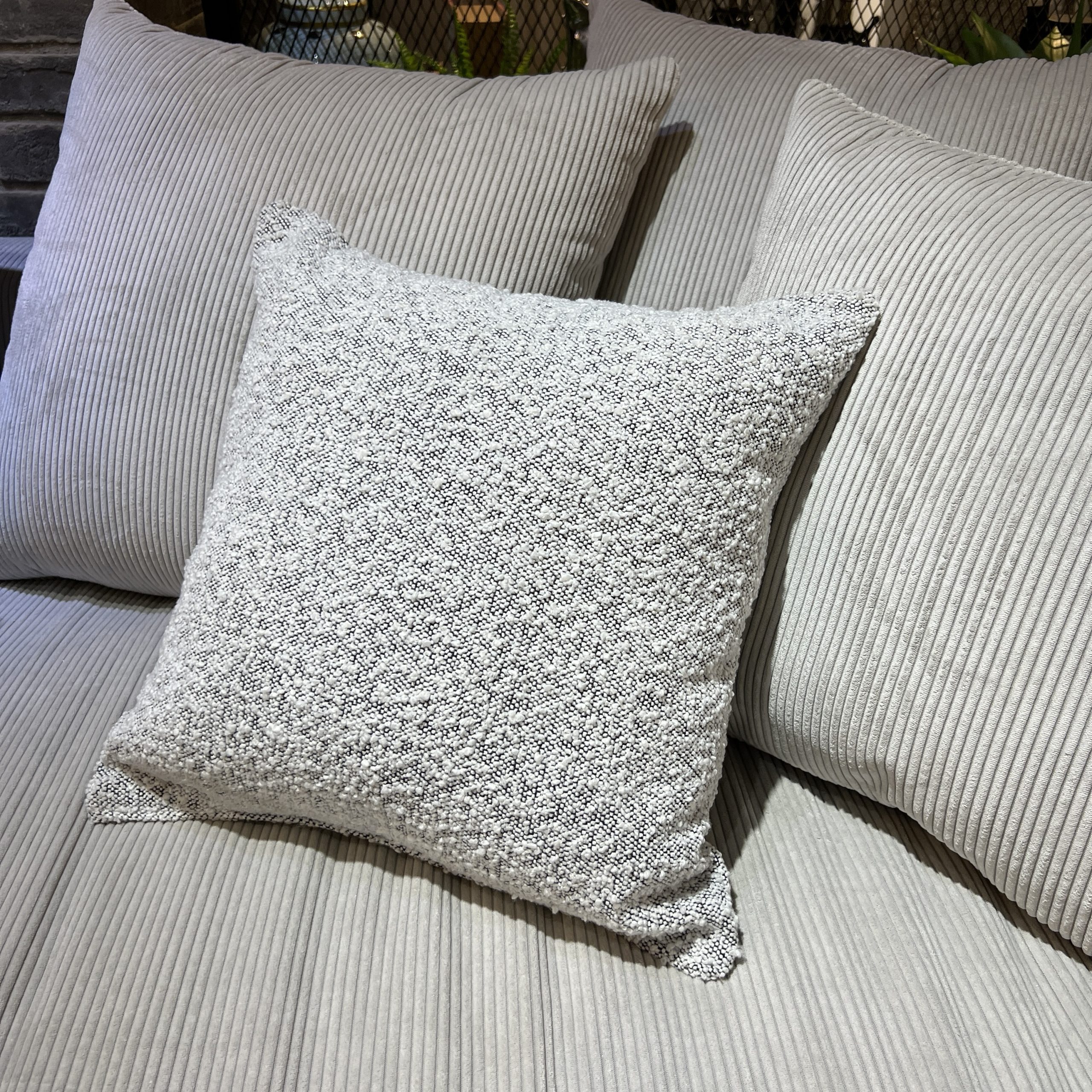 כרית נוי בוקלה שמנת שחור כרית נוי בוקלה שמנת שחור