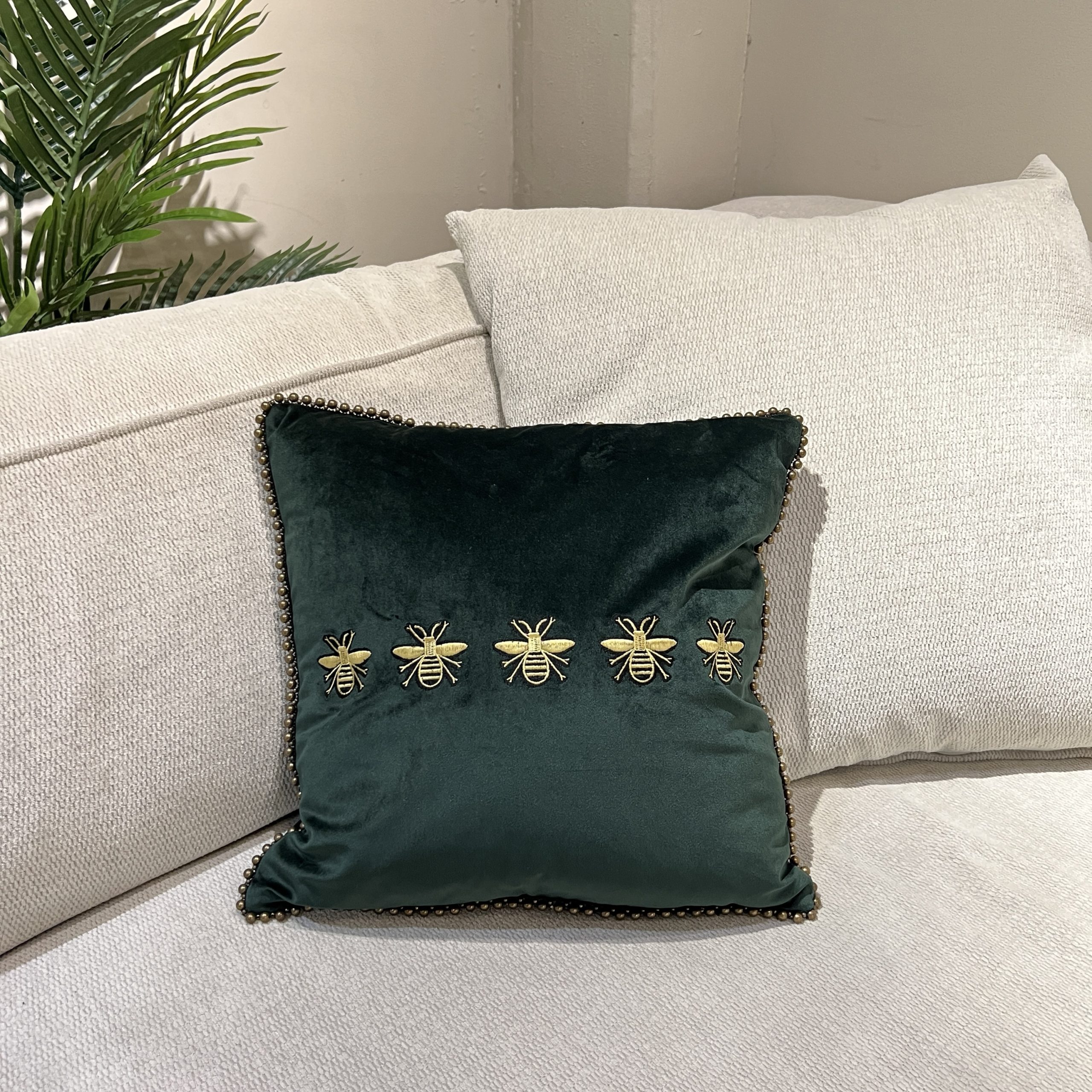 כרית נוי דבורה ירוק זית כרית נוי דבורה ירוק זית