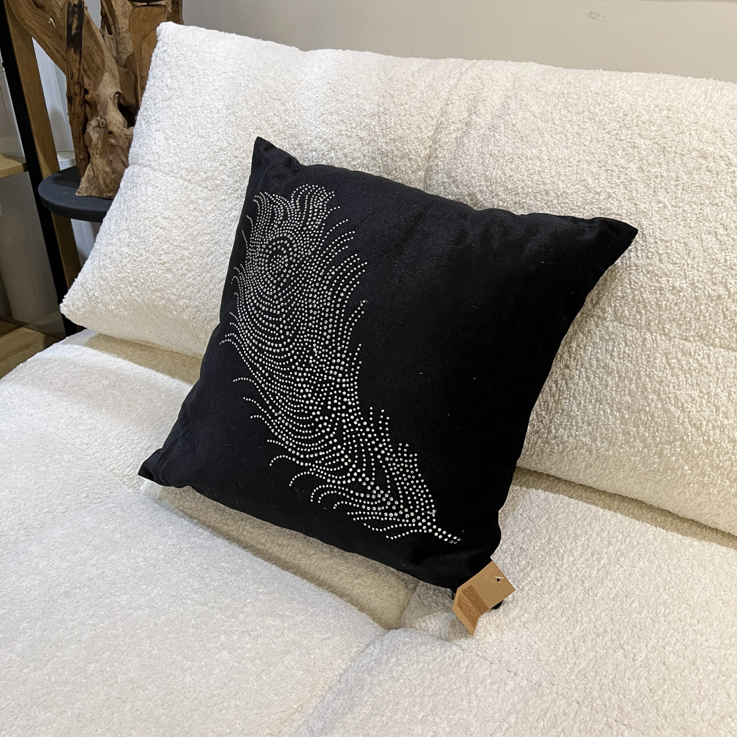 כרית נוי שחור קטיפה נוצה משובצת כרית נוי שחור קטיפה נוצה משובצת