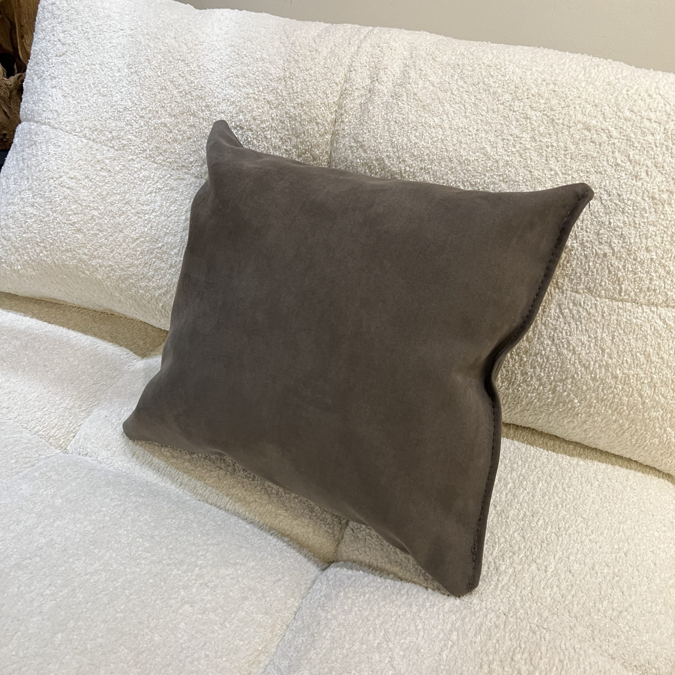 כרית נוי מעוצבת חומה 40/40 כרית נוי מעוצבת חומה 40/40