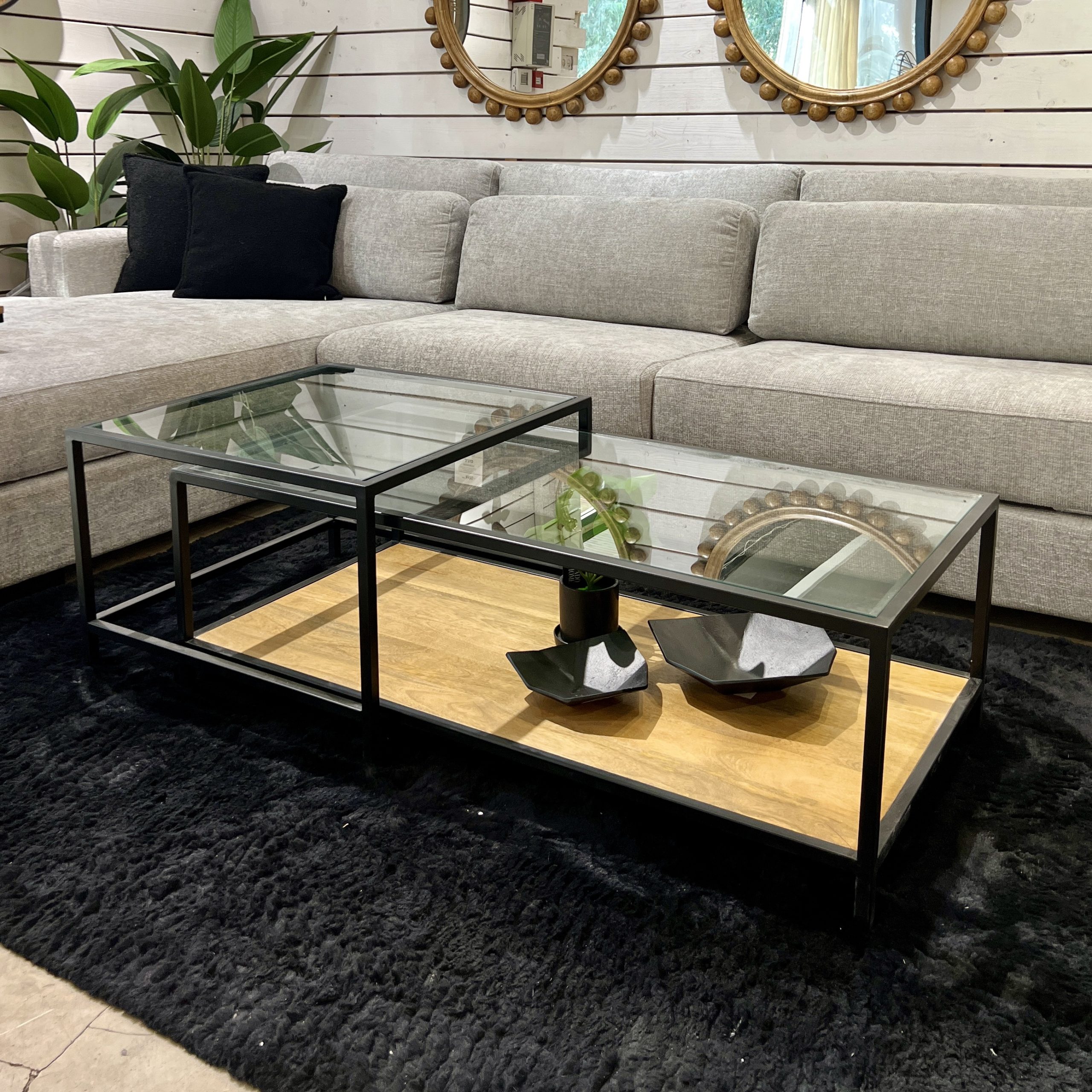 זוג שולחנות סלון מלבן ומרובע זכוכית מסגרת שחורה מדף עץ דגם סוניל זוג שולחנות סלון מלבן ומרובע זכוכית מסגרת שחורה מדף עץ דגם סוניל