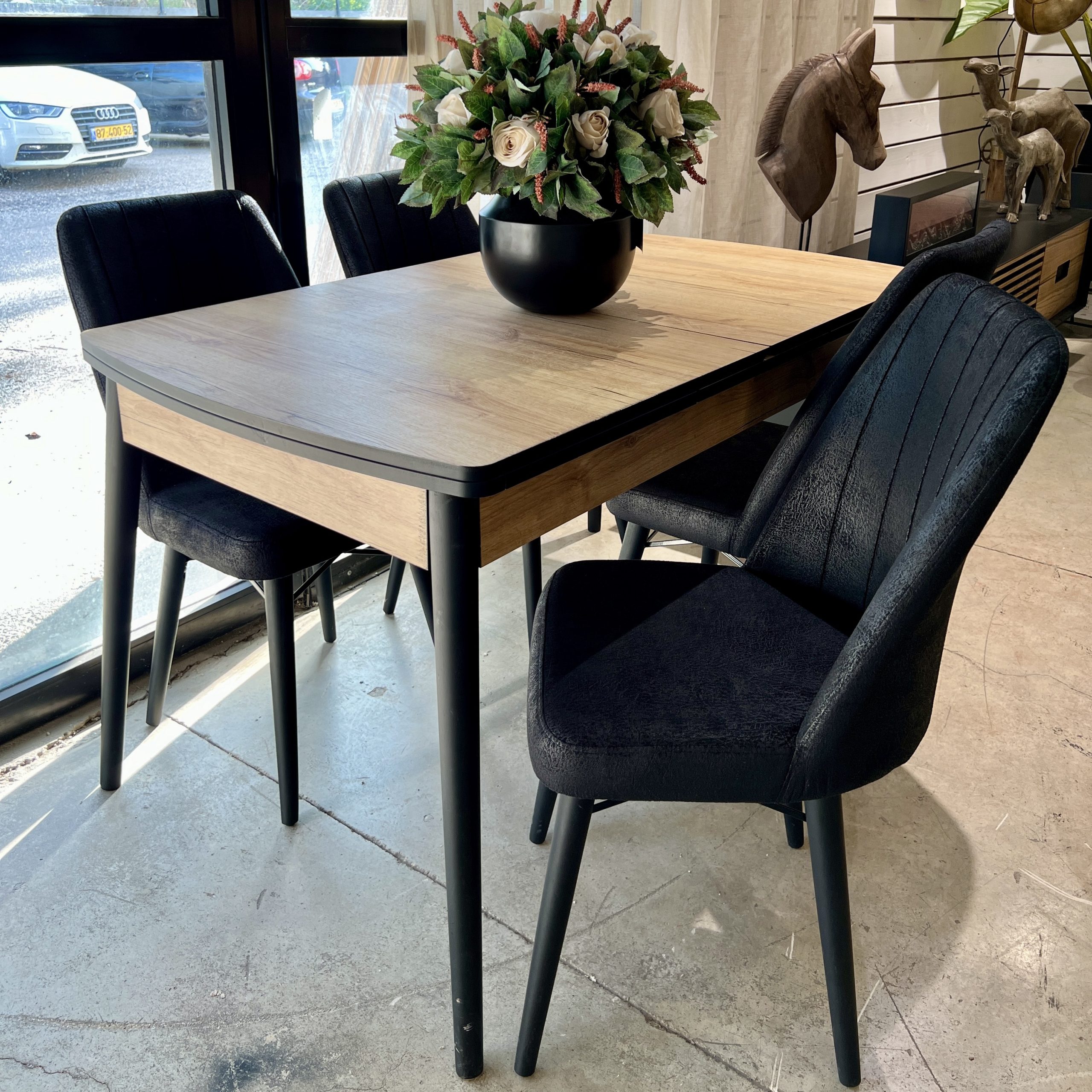 פינת אוכל דגם ויקטוריה + 4 כיסאות פינת אוכל דגם ויקטוריה + 4 כיסאות