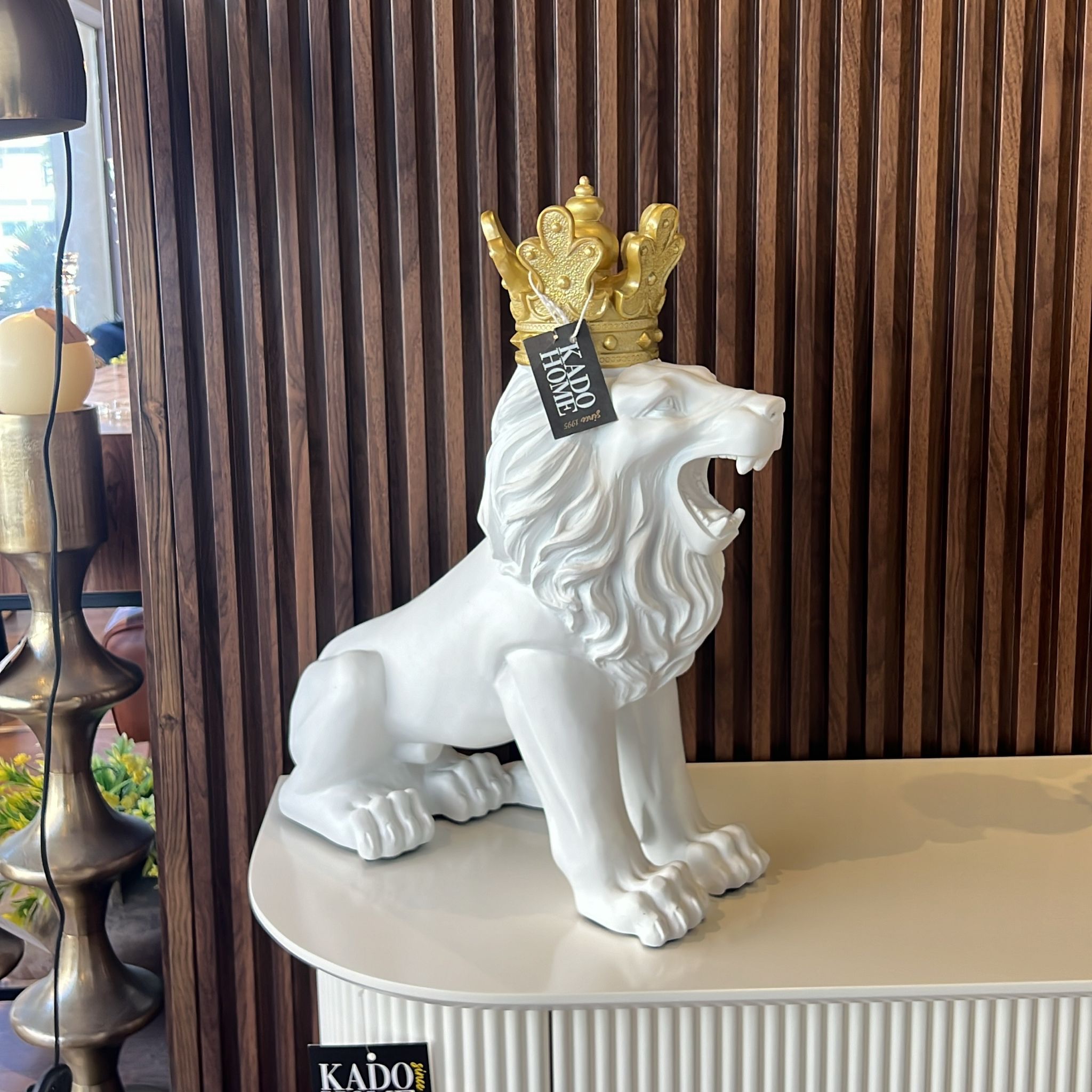 פסל אריה לבן עם כתר זהב