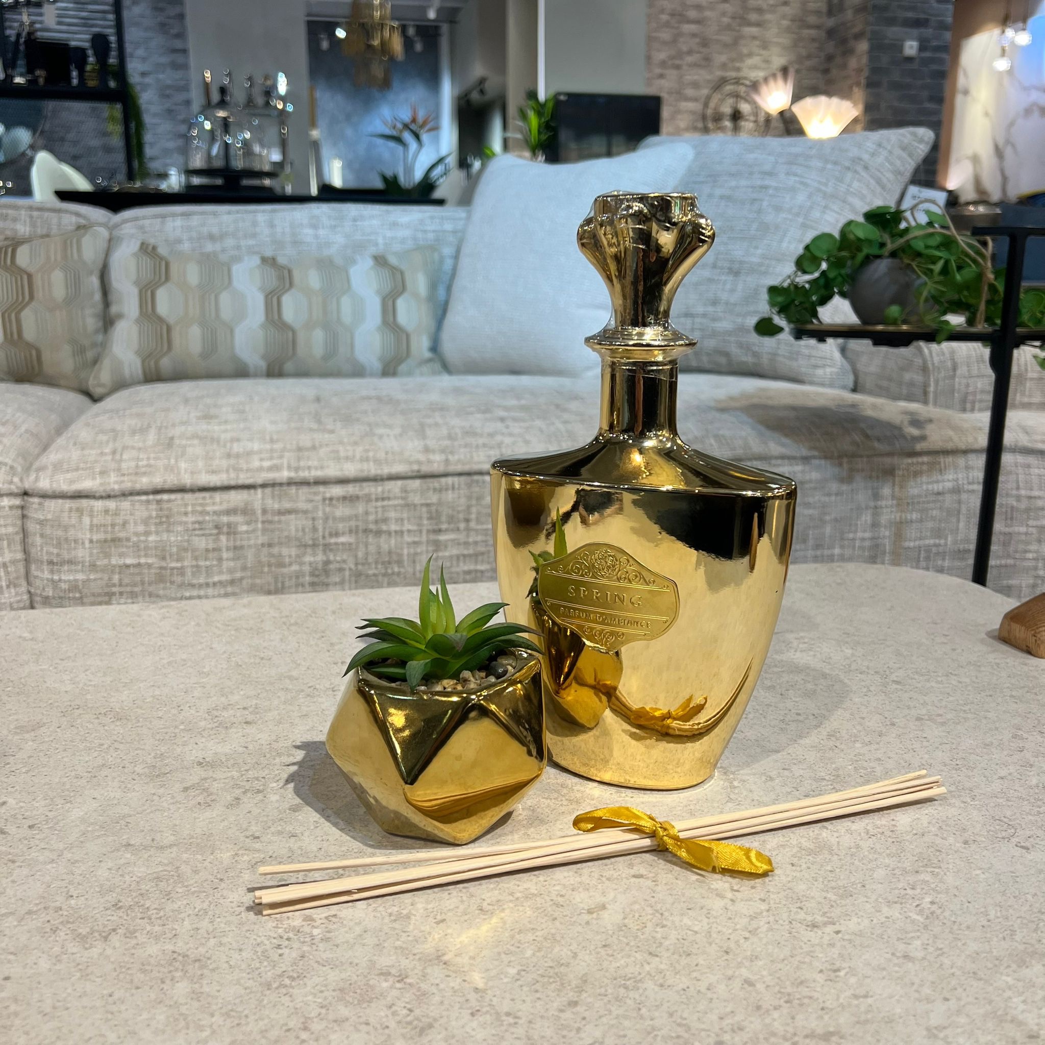 מפיץ ריח ענק דגם בורגון זהב 700 מ"ל מפיץ ריח ענק דגם בורגון זהב 700 מ"ל