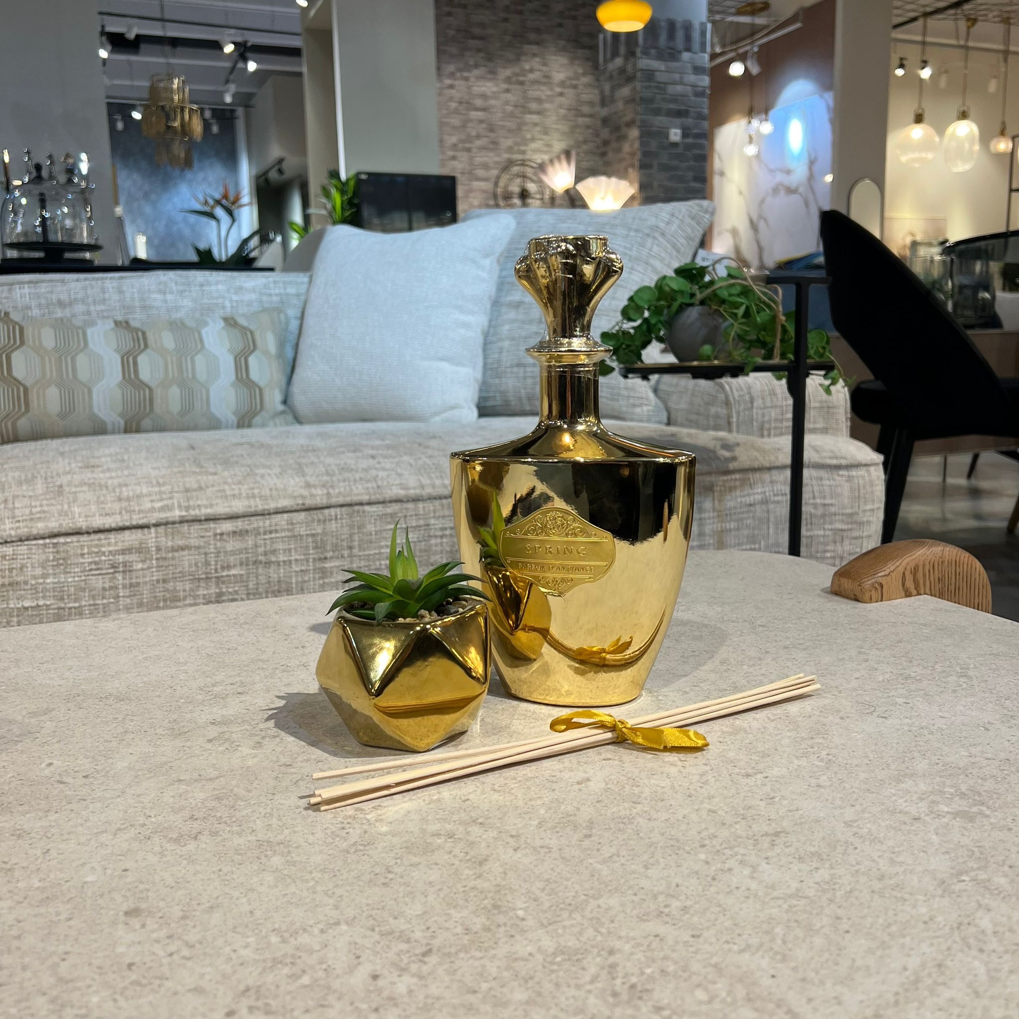 מפיץ ריח ענק דגם בורגון זהב 700 מ"ל מפיץ ריח ענק דגם בורגון זהב 700 מ"ל