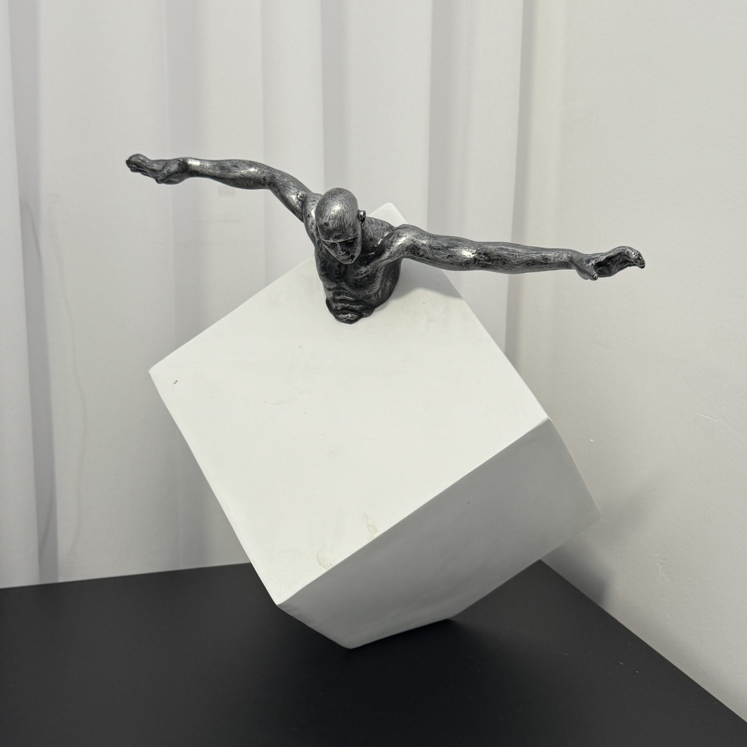 פסל איש בקוביה לבנה פסל איש בקוביה לבנה