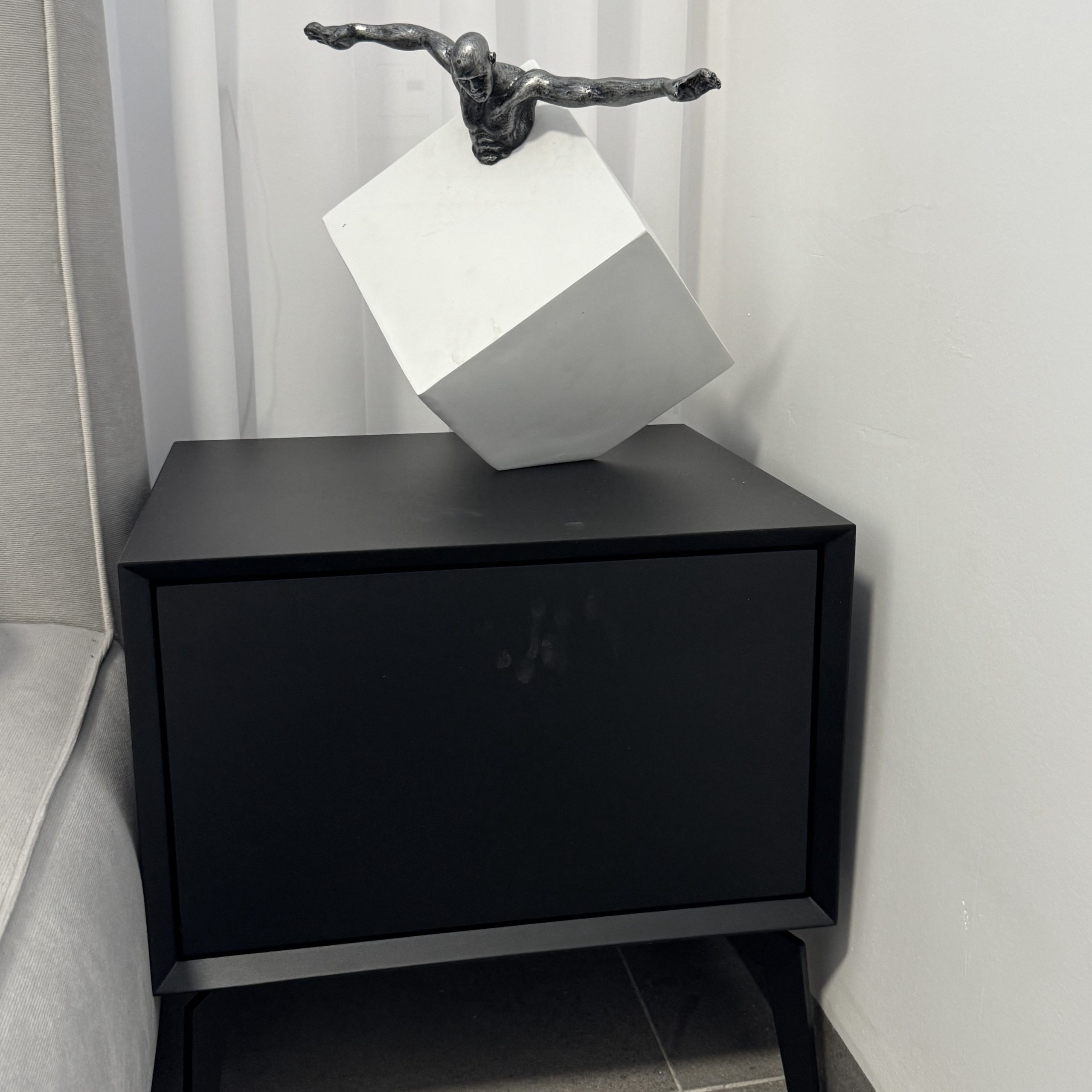 שידת צד דגם מרלין עם מגירת טאצ׳ בגוון שחור מט שידת צד דגם מרלין עם מגירת טאצ׳ בגוון שחור מט