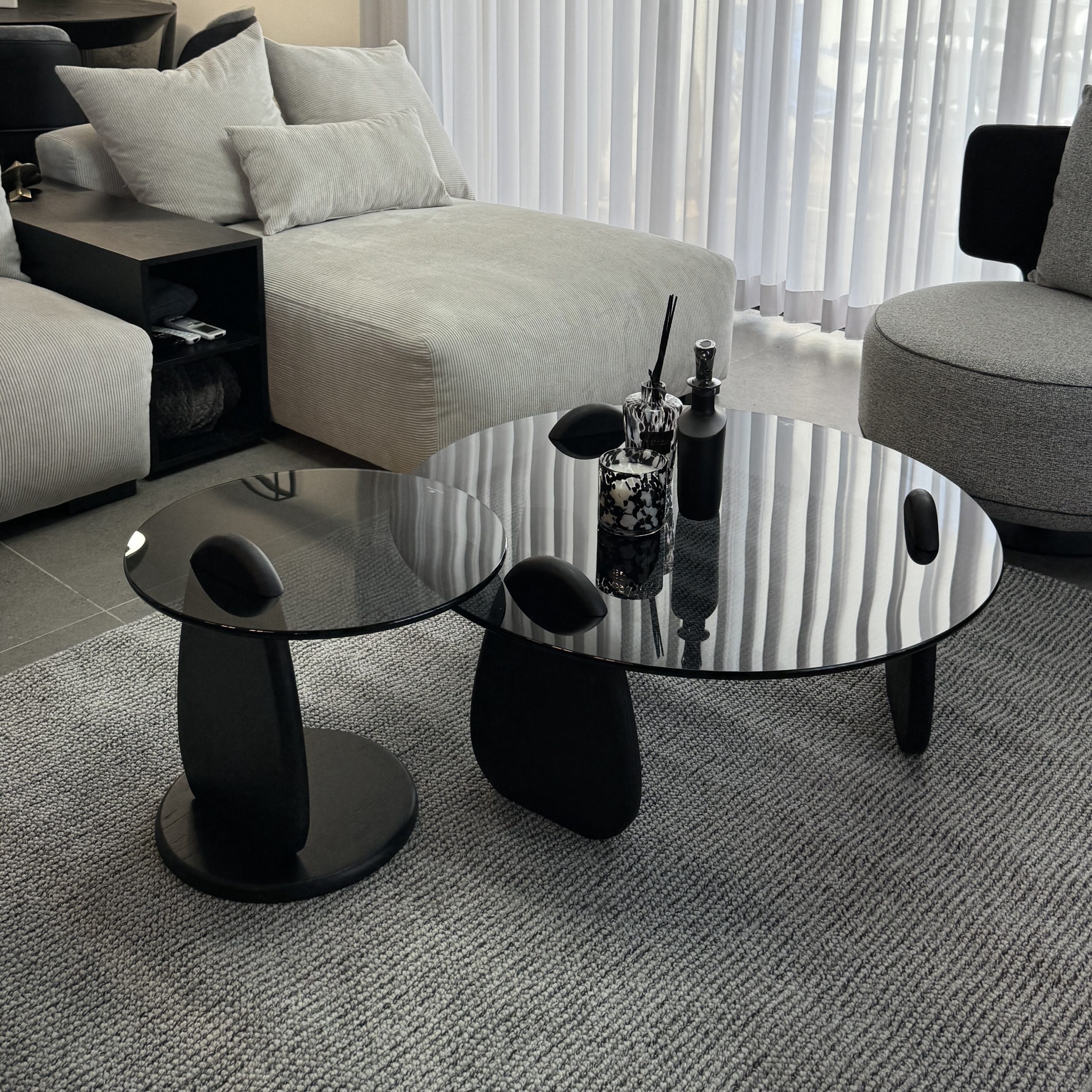 סט שולחנות סלון עגולים זכוכית כהה רגליים חודרות דגם קימי סט שולחנות סלון עגולים זכוכית כהה רגליים חודרות דגם קימי