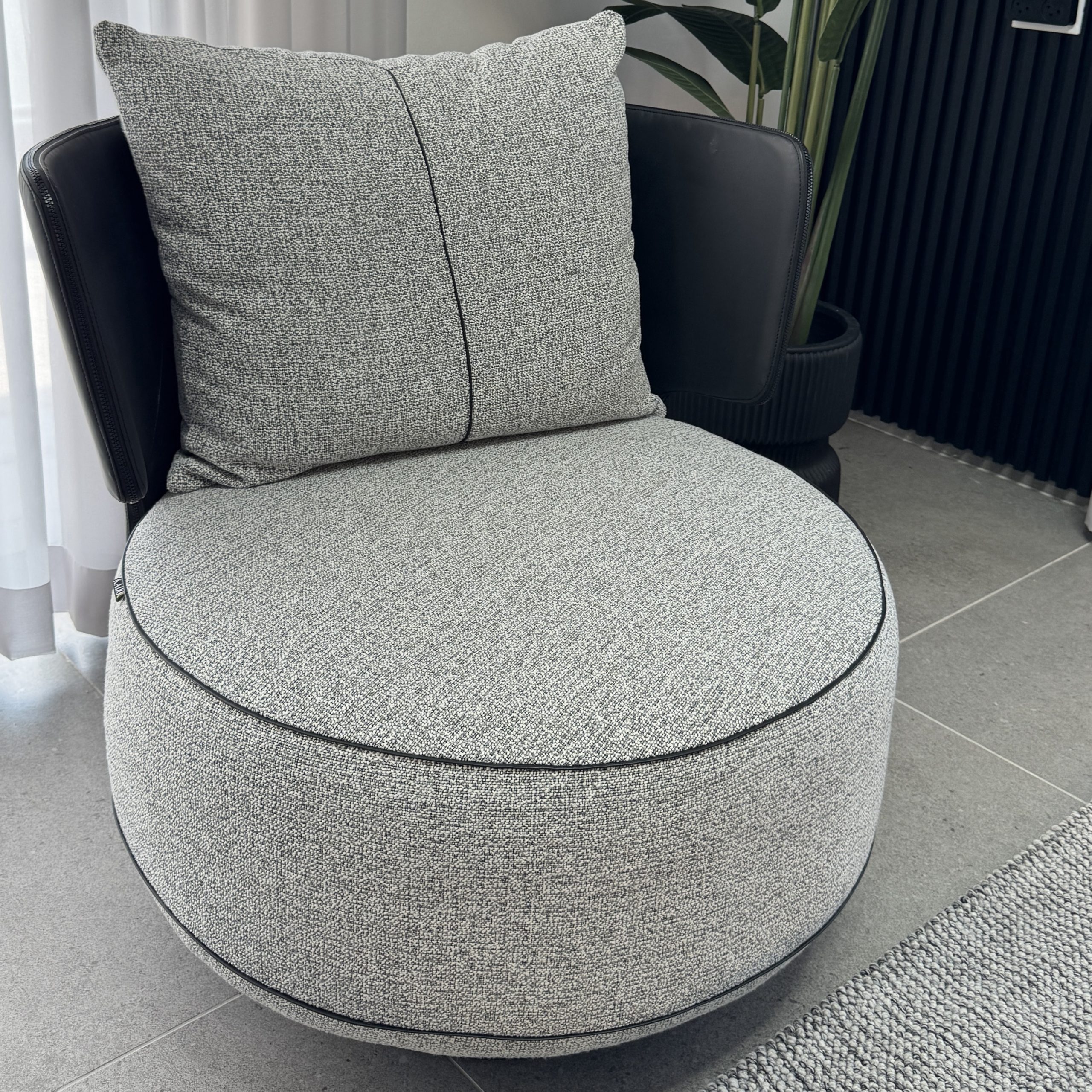 כורסא מסתובבת רולקס דגם קימי גב שחור מושב אריג שחור לבן