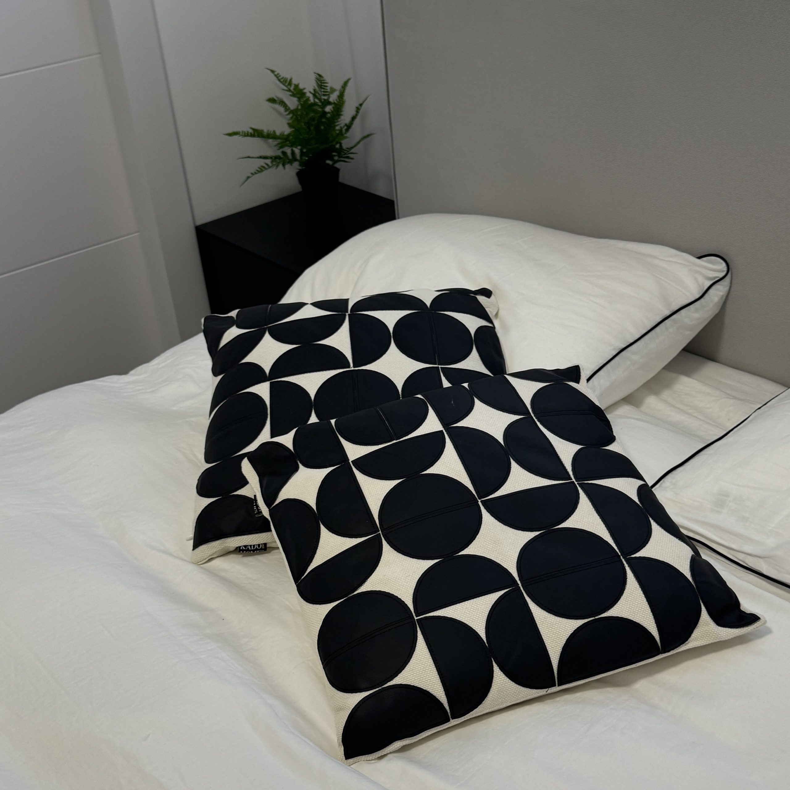 כרית מרובעת רקע בז חצאי עיגול דמוי עור שחור דגם איקו 45/45 כולל מילוי כרית מרובעת רקע בז חצאי עיגול דמוי עור שחור דגם איקו 45/45 כולל מילוי