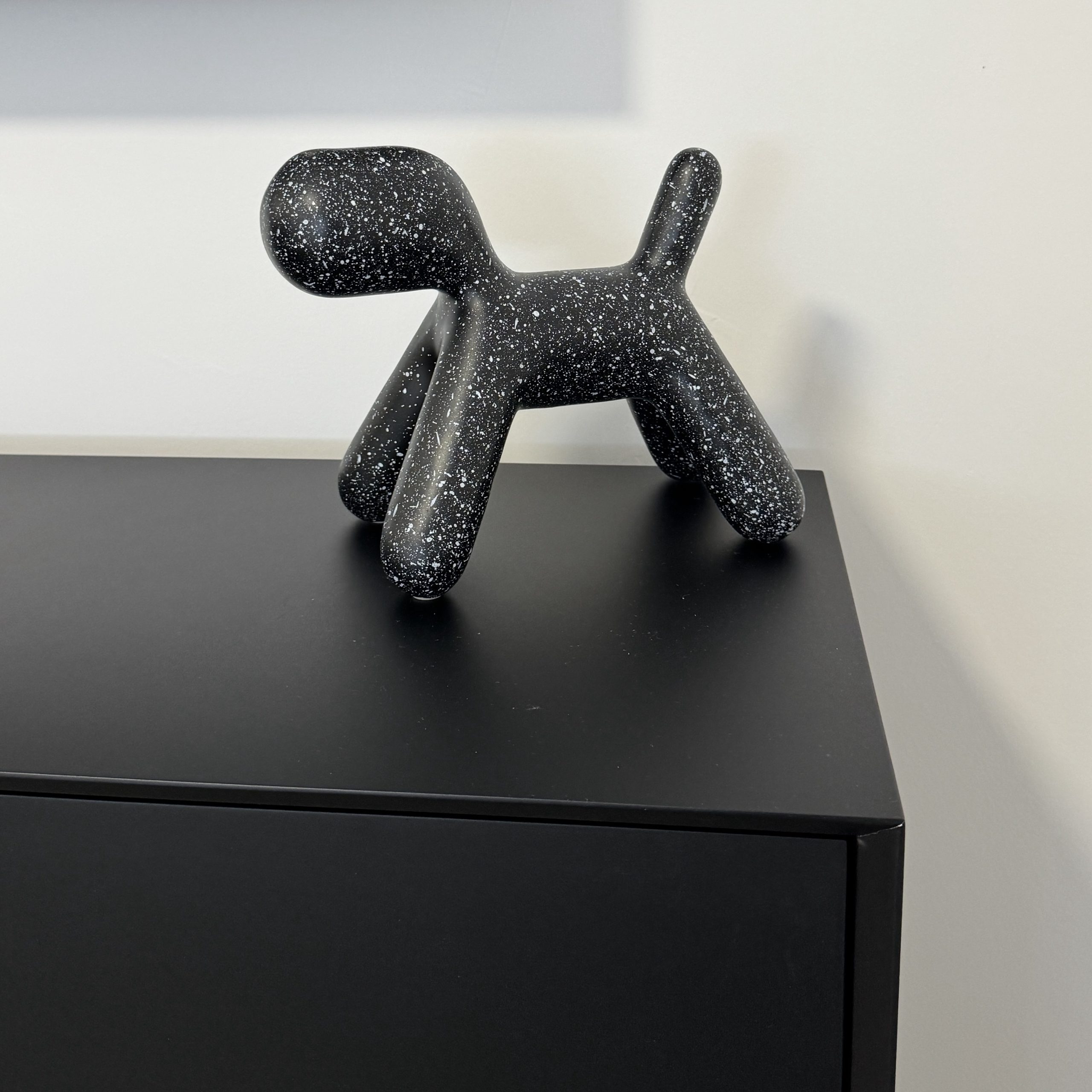 פסל כלב דניש שחור נקודות לבנות סגנון שיש דגם אליס פסל כלב דניש שחור נקודות לבנות סגנון שיש דגם אליס