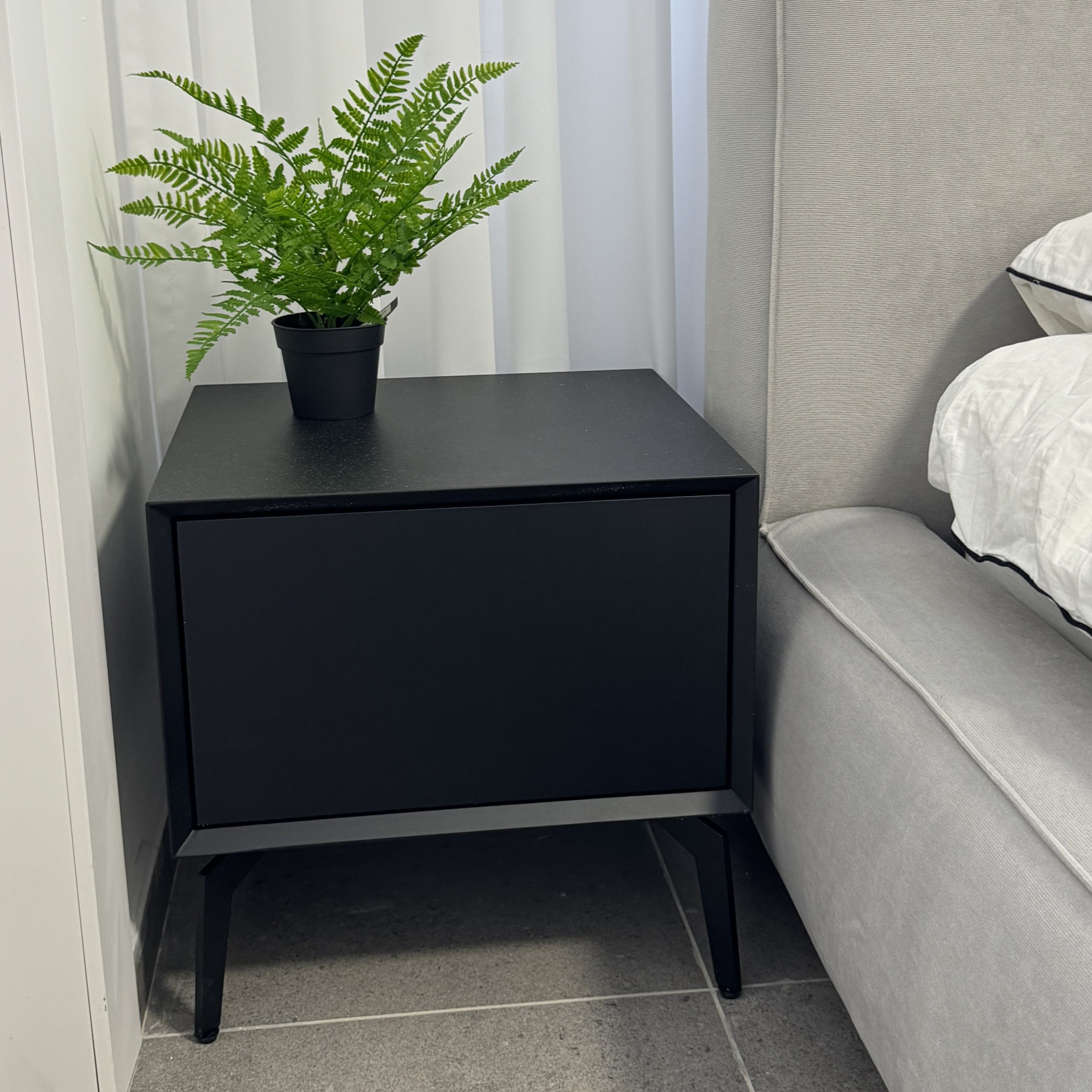 שידת צד דגם מרלין עם מגירת טאצ׳ בגוון שחור מט שידת צד דגם מרלין עם מגירת טאצ׳ בגוון שחור מט