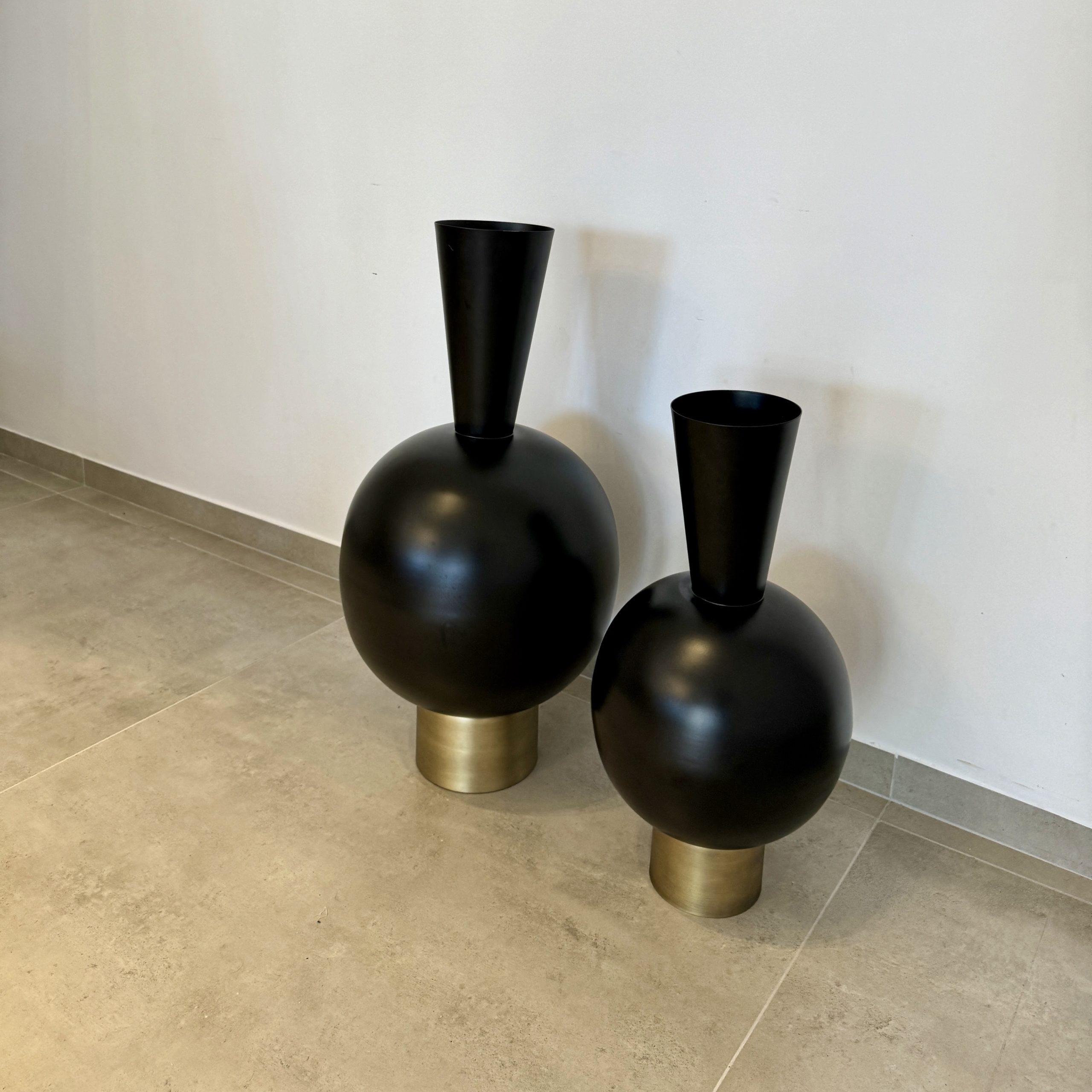 כד מתכת דגם ראבי קונוס שחור כד מתכת דגם ראבי קונוס שחור