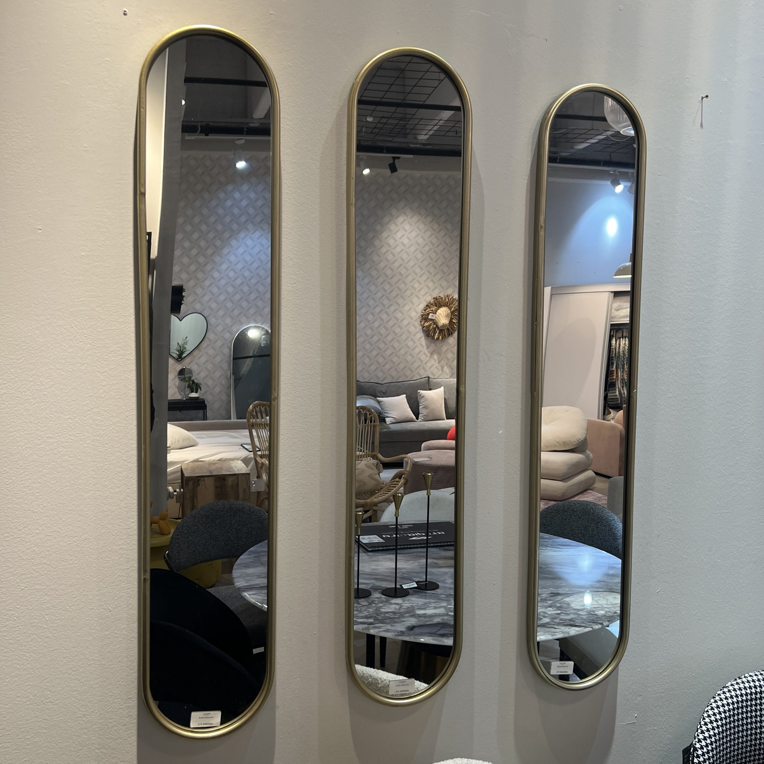 מראה אובלית מסגרת זהב