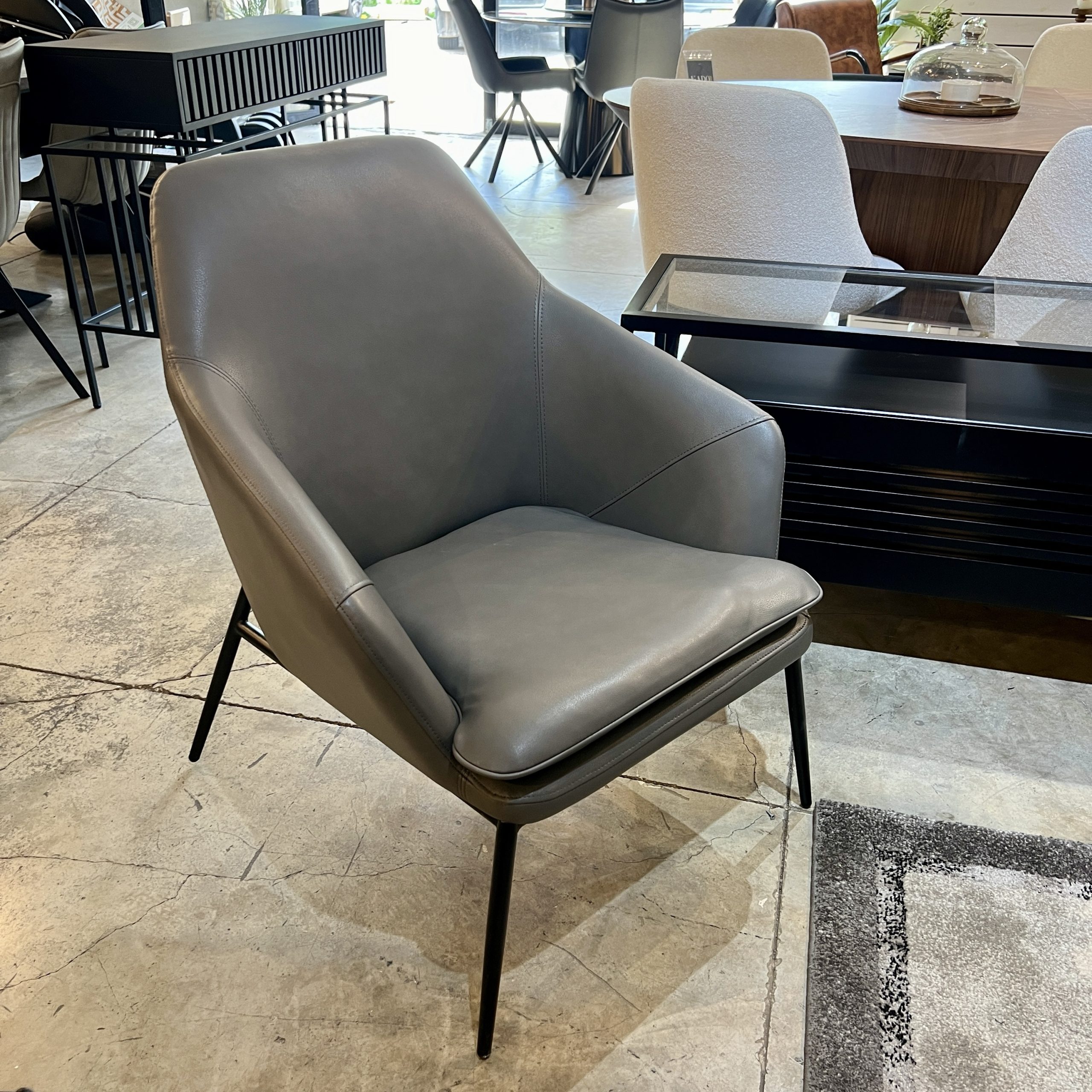 כורסא יוקרתית דמוי עור אפור דגם רובי כורסא יוקרתית דמוי עור אפור דגם רובי