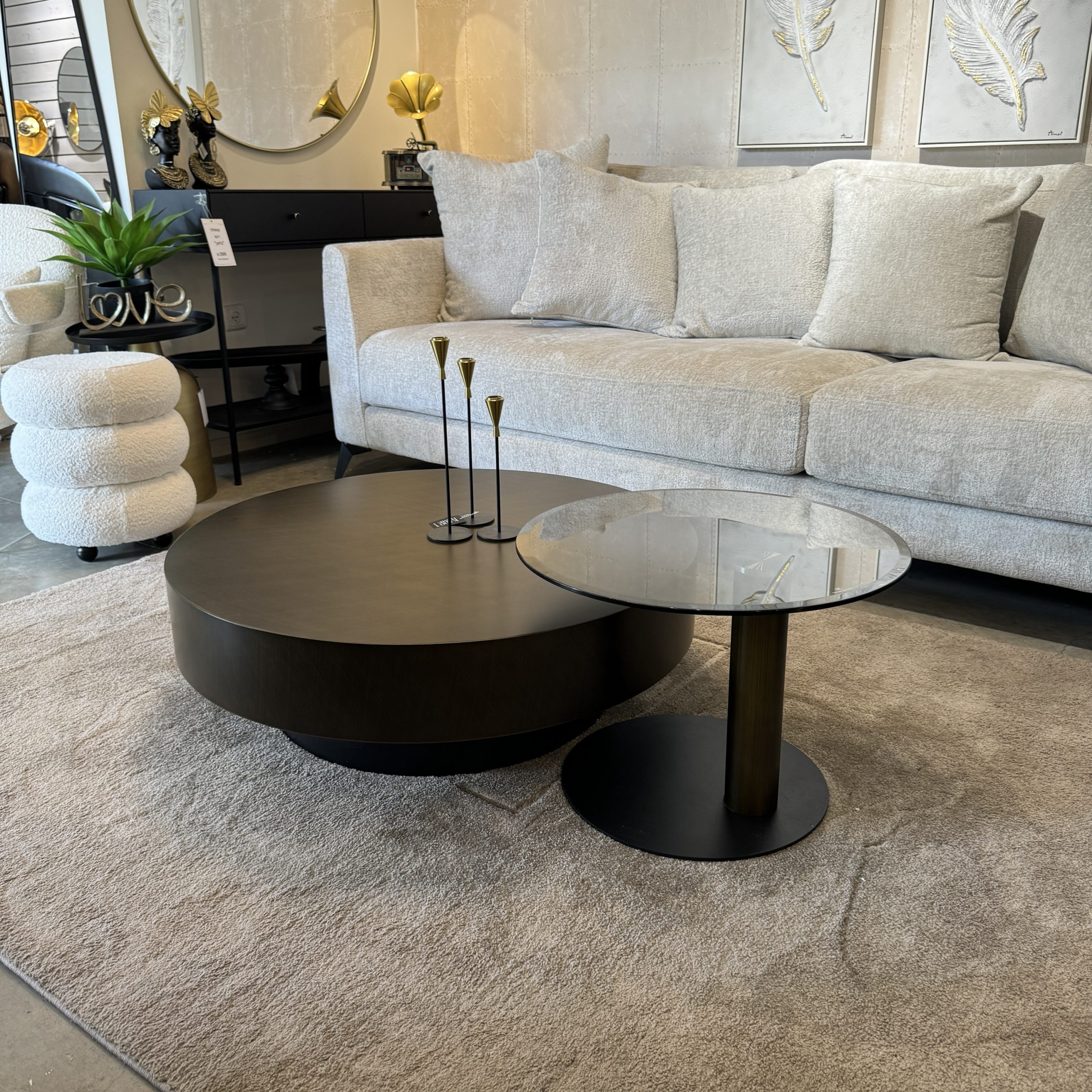 סט שולחן סלון עגול זהב עם נשכן זכוכית כהה דגם מנדי סט שולחן סלון עגול זהב עם נשכן זכוכית כהה דגם מנדי