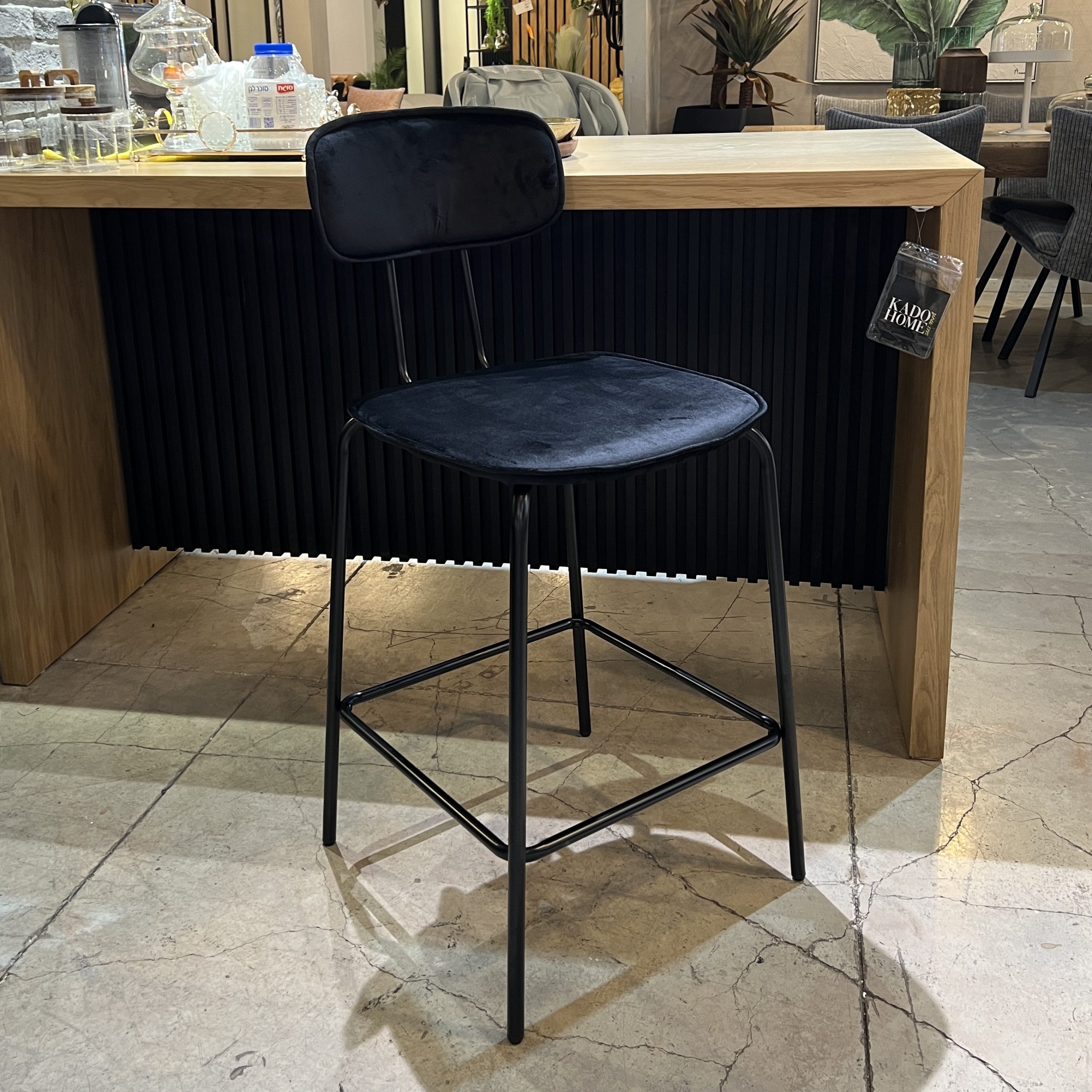 כיסא בר קטיפה שחורה רגל שחורה דגם סטפני- אחרון בהזדמנות! כיסא בר קטיפה שחורה רגל שחורה דגם סטפני- אחרון בהזדמנות!