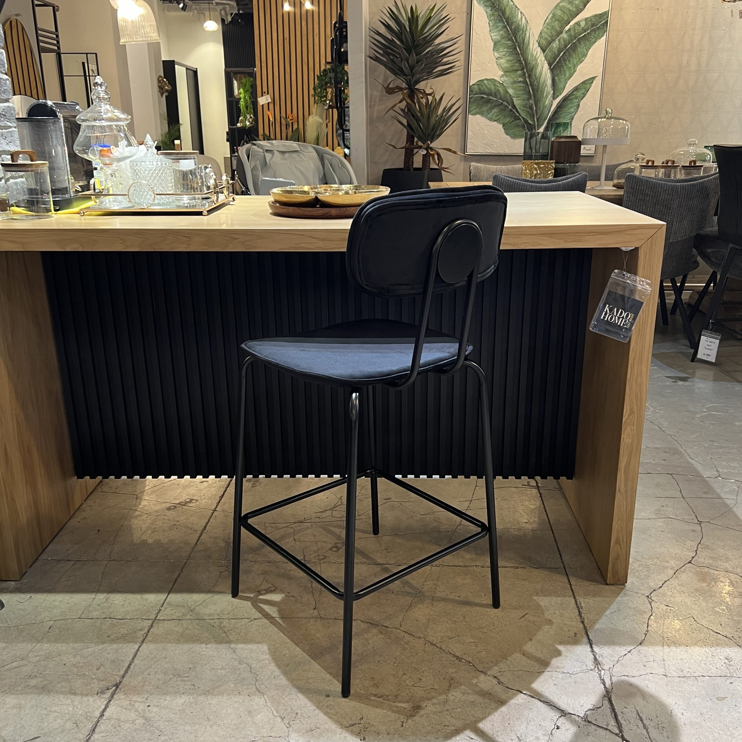 כיסא בר קטיפה שחורה רגל שחורה דגם סטפני- אחרון בהזדמנות! כיסא בר קטיפה שחורה רגל שחורה דגם סטפני- אחרון בהזדמנות!