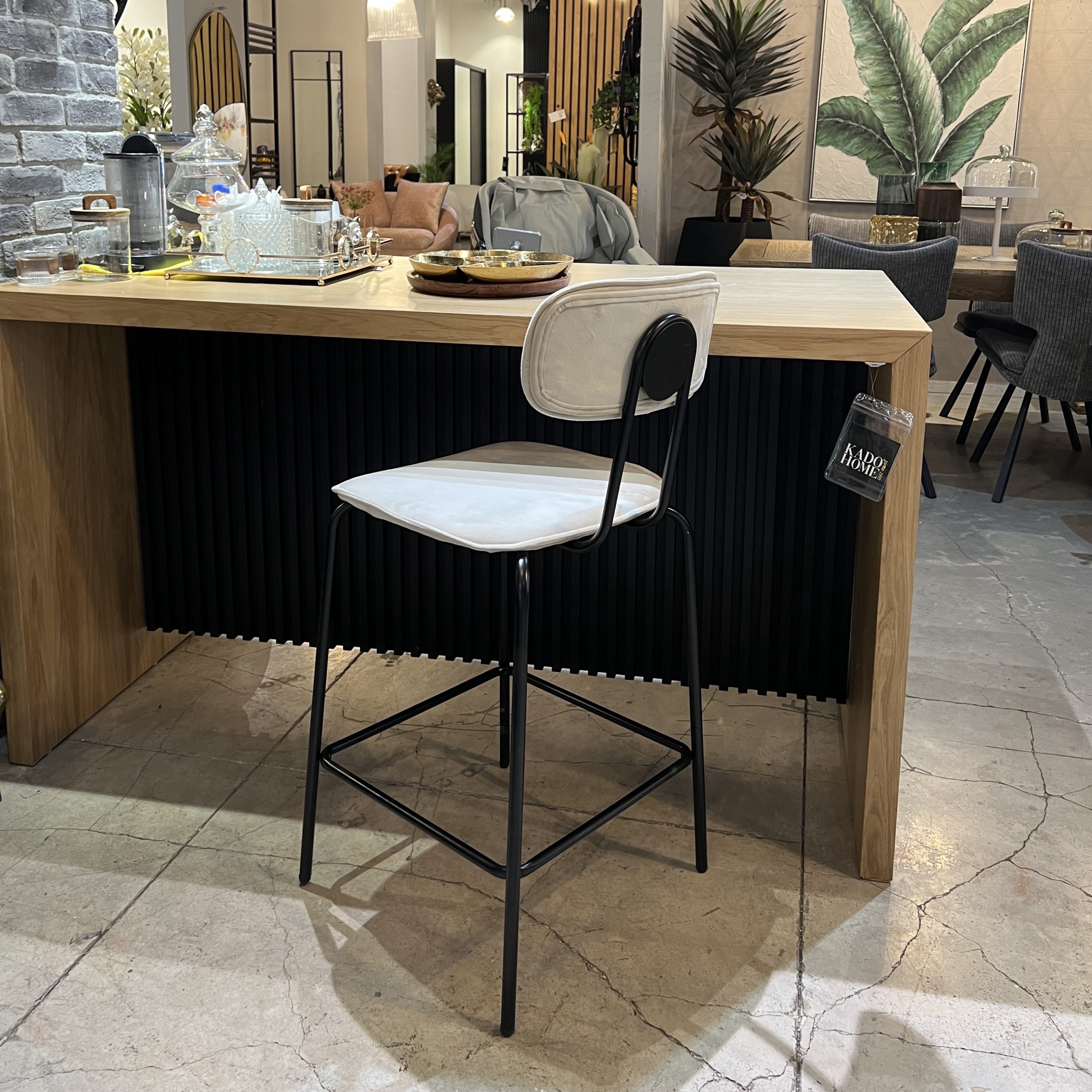 כיסא בר קטיפה בז רגל שחורה דגם סטפני כיסא בר קטיפה בז רגל שחורה דגם סטפני