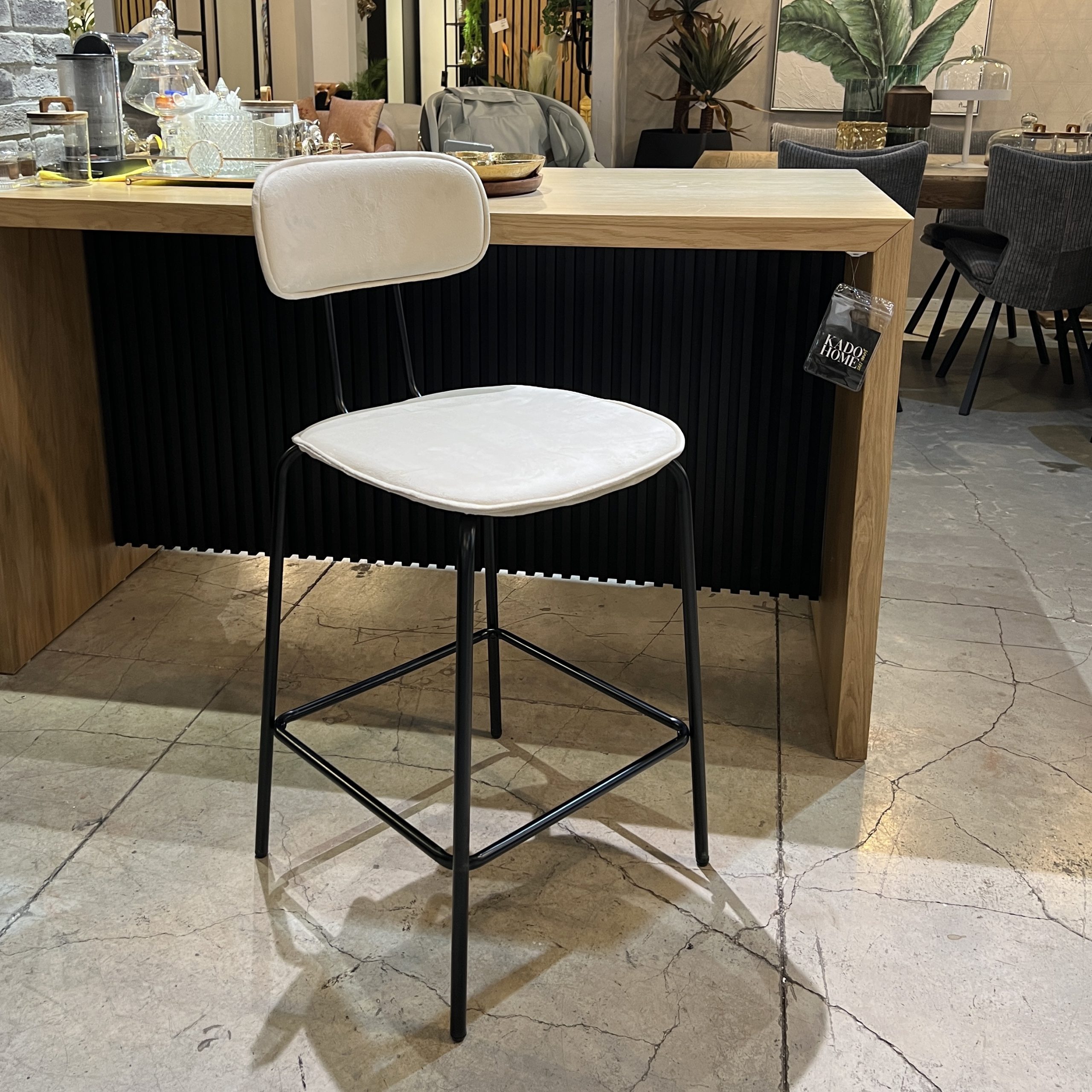 כיסא בר קטיפה בז רגל שחורה דגם סטפני כיסא בר קטיפה בז רגל שחורה דגם סטפני