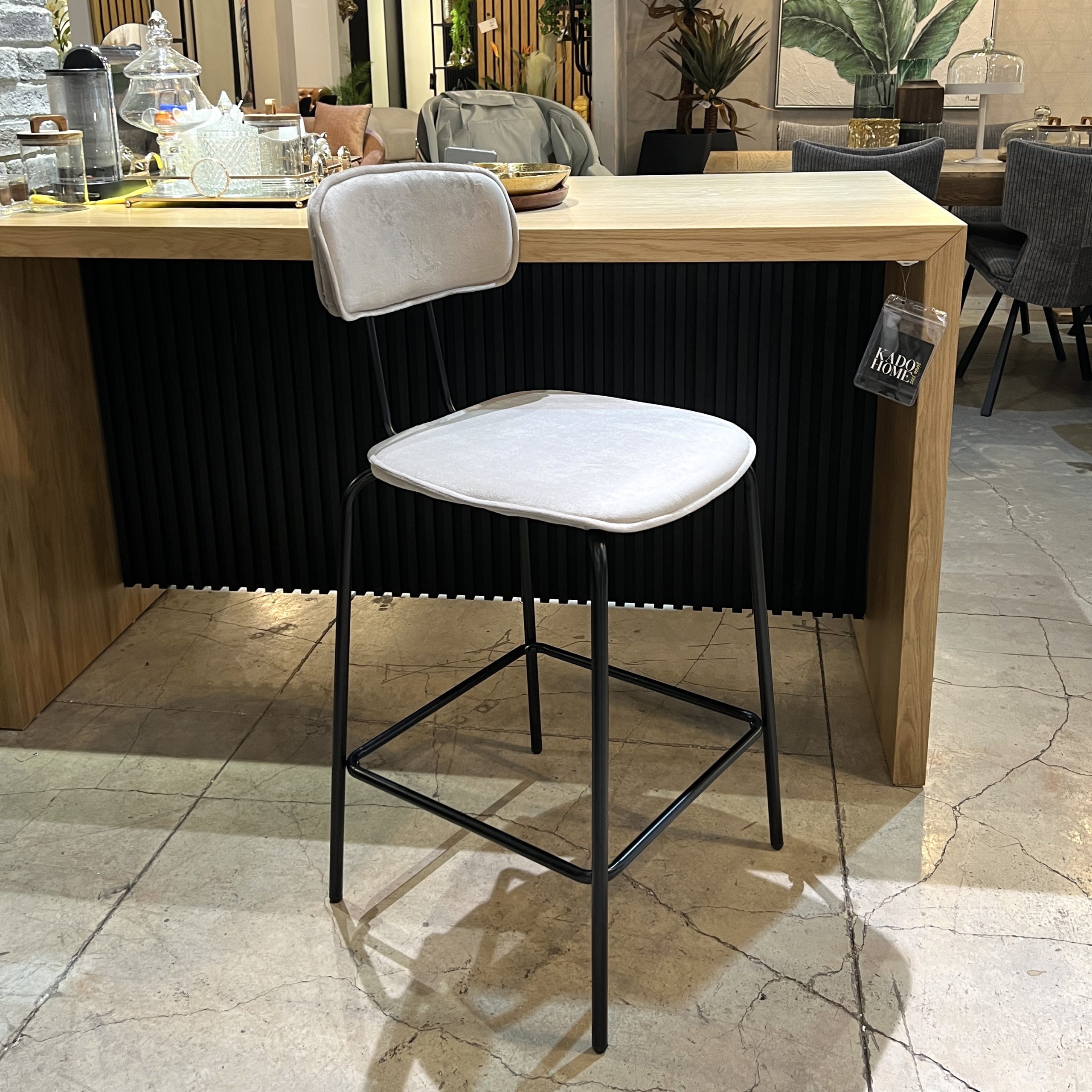 כיסא בר קטיפה אפור רגל שחורה דגם סטפני כיסא בר קטיפה אפור רגל שחורה דגם סטפני