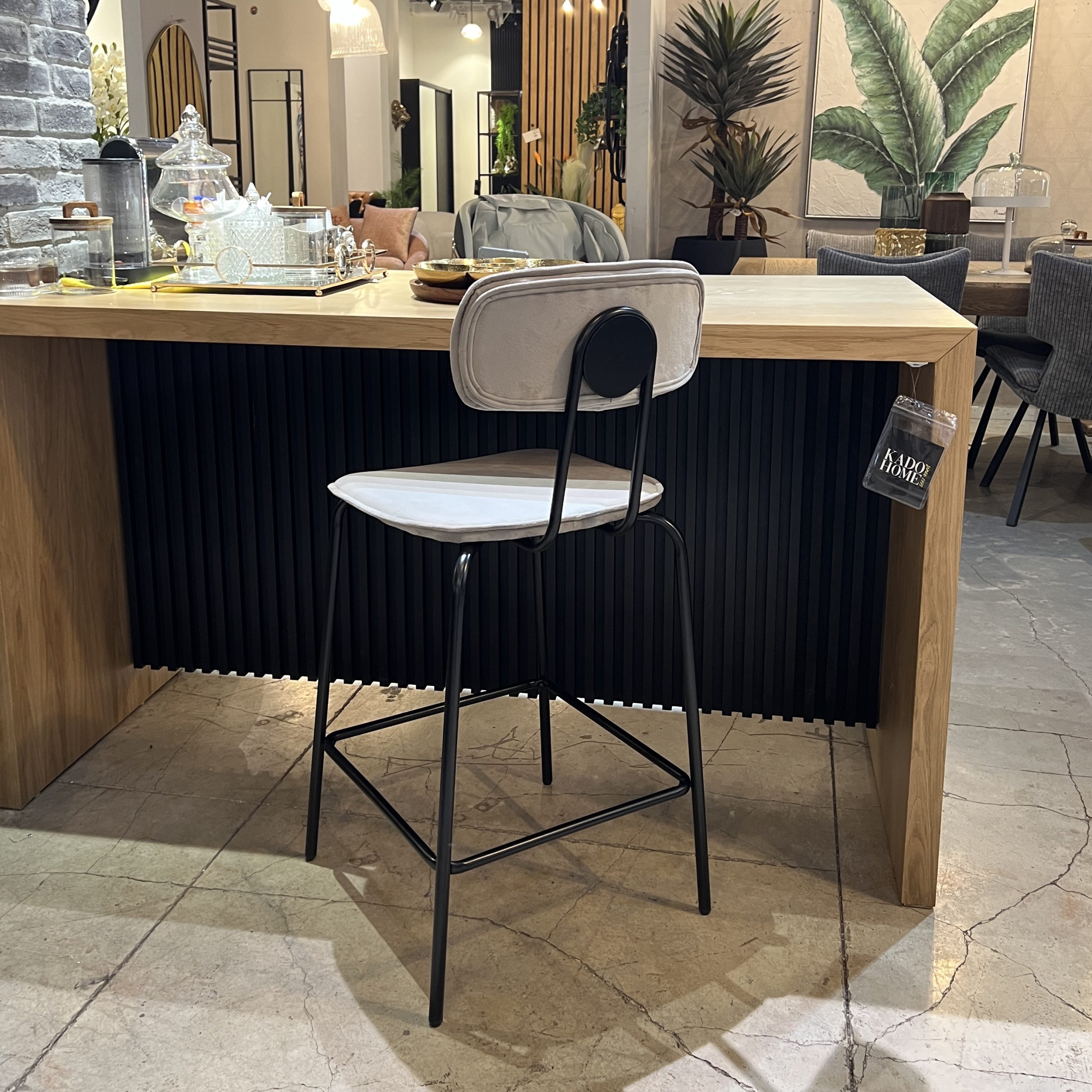 כיסא בר קטיפה אפור רגל שחורה דגם סטפני כיסא בר קטיפה אפור רגל שחורה דגם סטפני