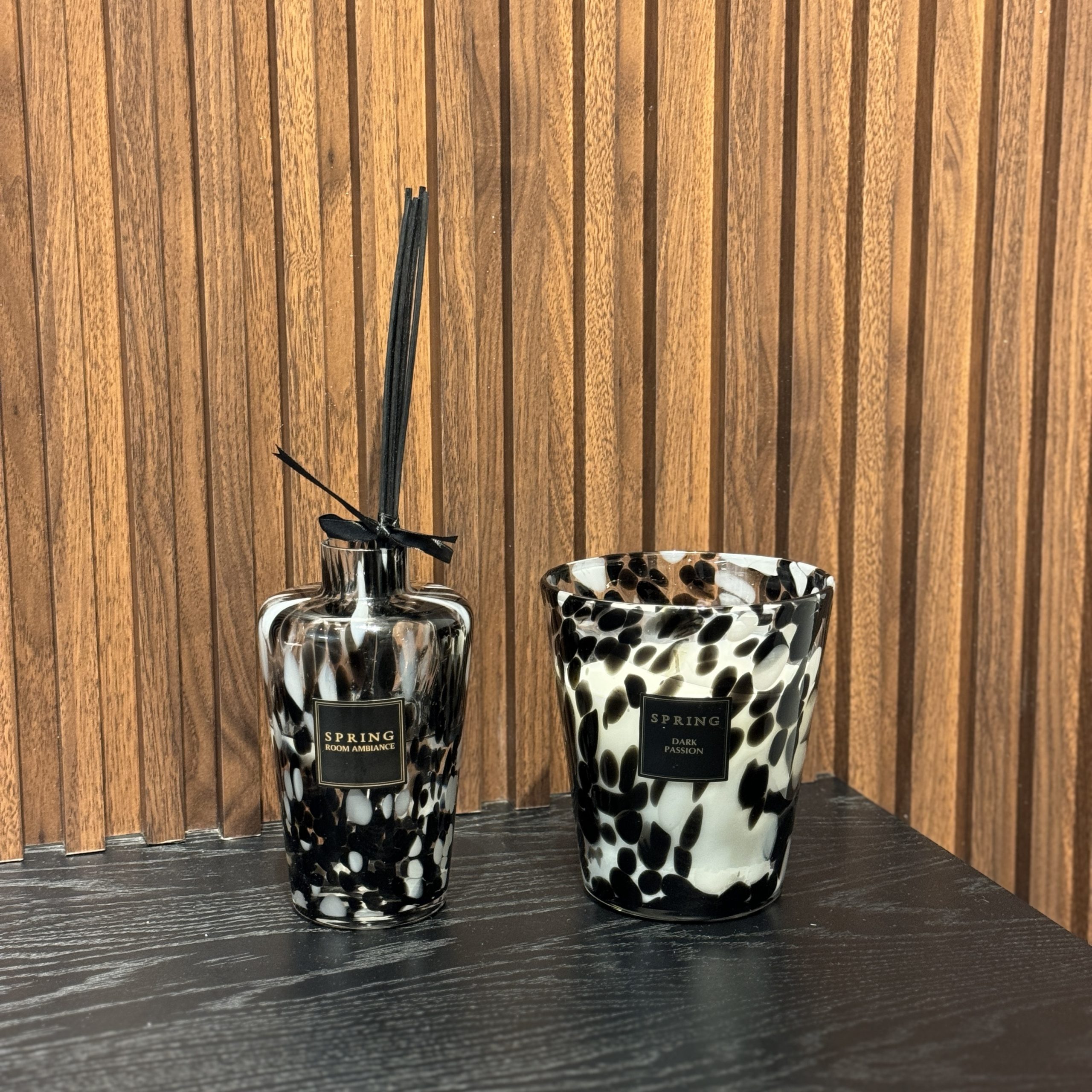 מפיץ ריח פרייבט קולקשן 500ml אגרטל מנומר שחור לבן מפיץ ריח פרייבט קולקשן 500ml אגרטל מנומר שחור לבן