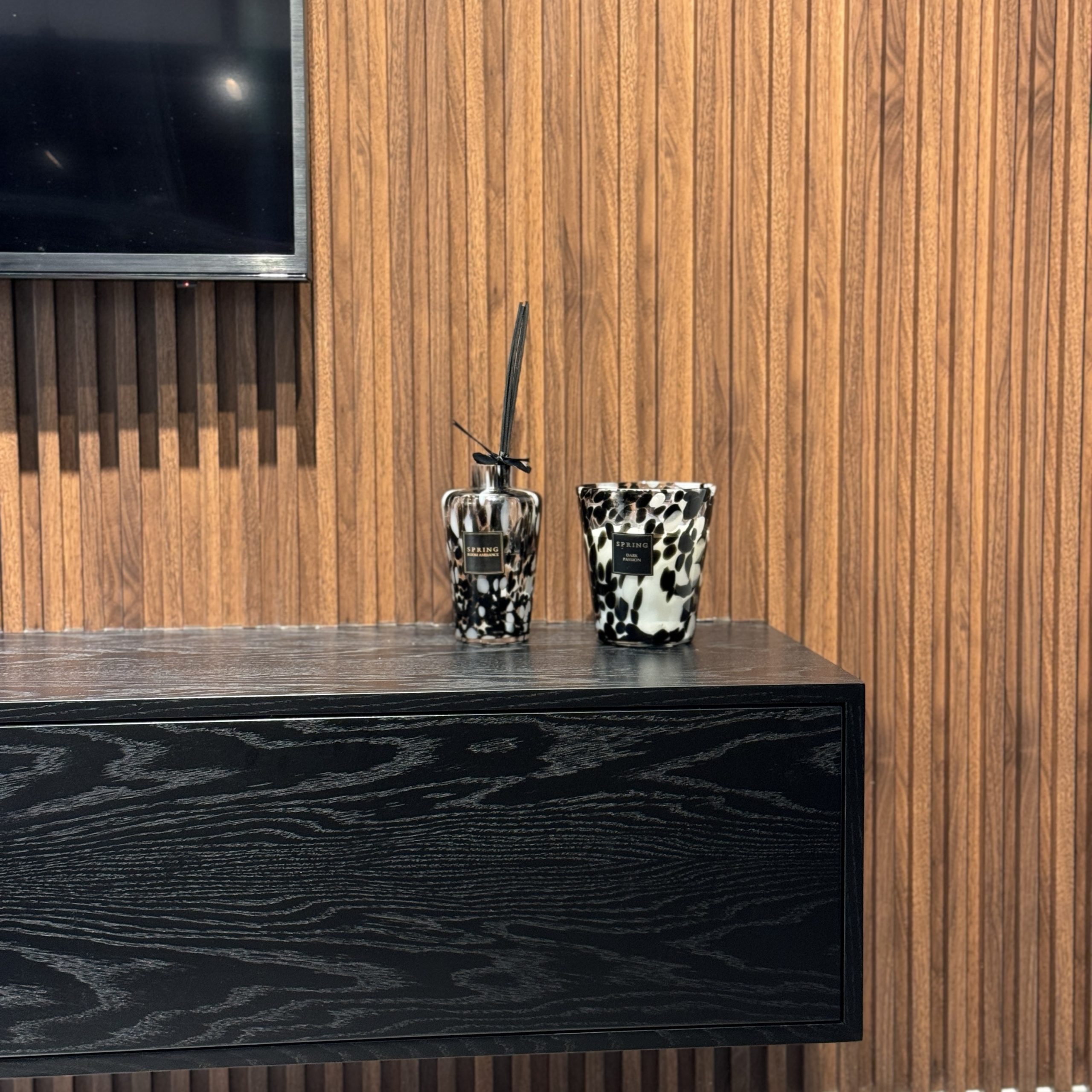 מפיץ ריח פרייבט קולקשן 500ml אגרטל מנומר שחור לבן מפיץ ריח פרייבט קולקשן 500ml אגרטל מנומר שחור לבן