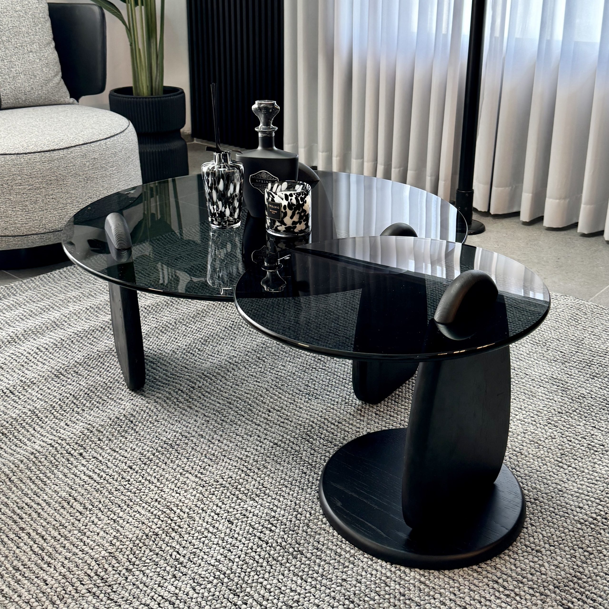 סט שולחנות סלון עגולים זכוכית כהה רגליים חודרות דגם קימי סט שולחנות סלון עגולים זכוכית כהה רגליים חודרות דגם קימי