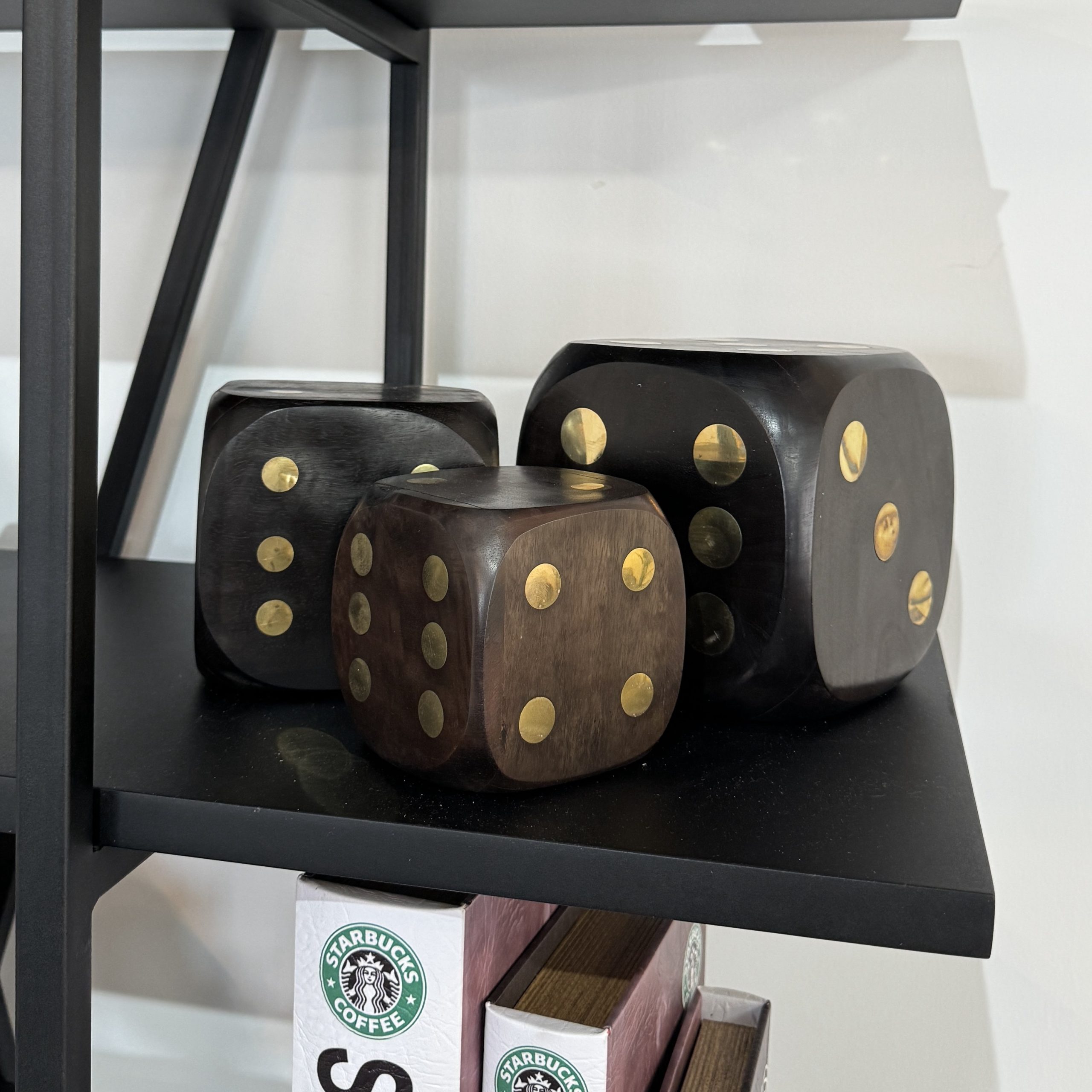 קוביית עץ שחור קוביית עץ שחור