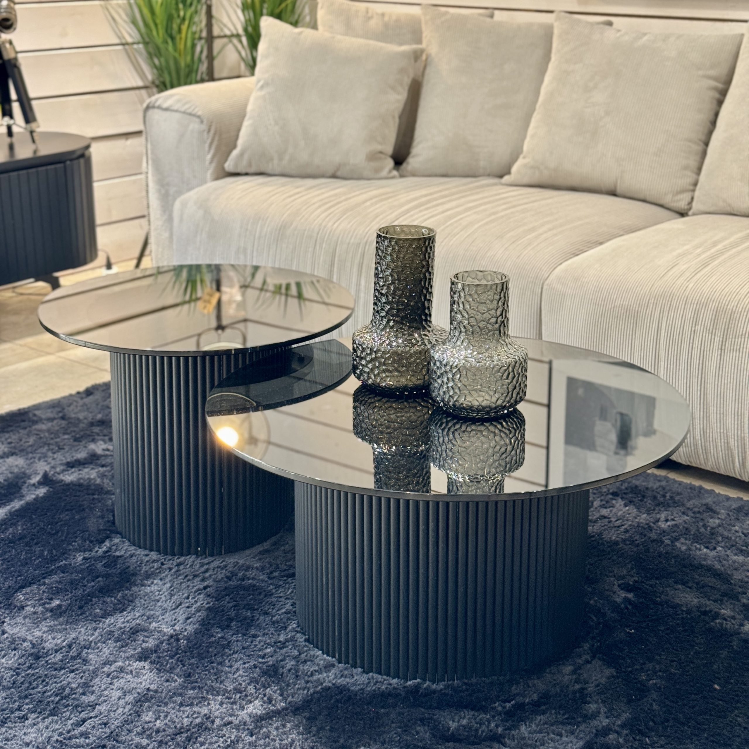 זוג שולחנות סלון עגולים זכוכית שחורה רגליים שחורות דגם מנדי זוג שולחנות סלון עגולים זכוכית שחורה רגליים שחורות דגם מנדי