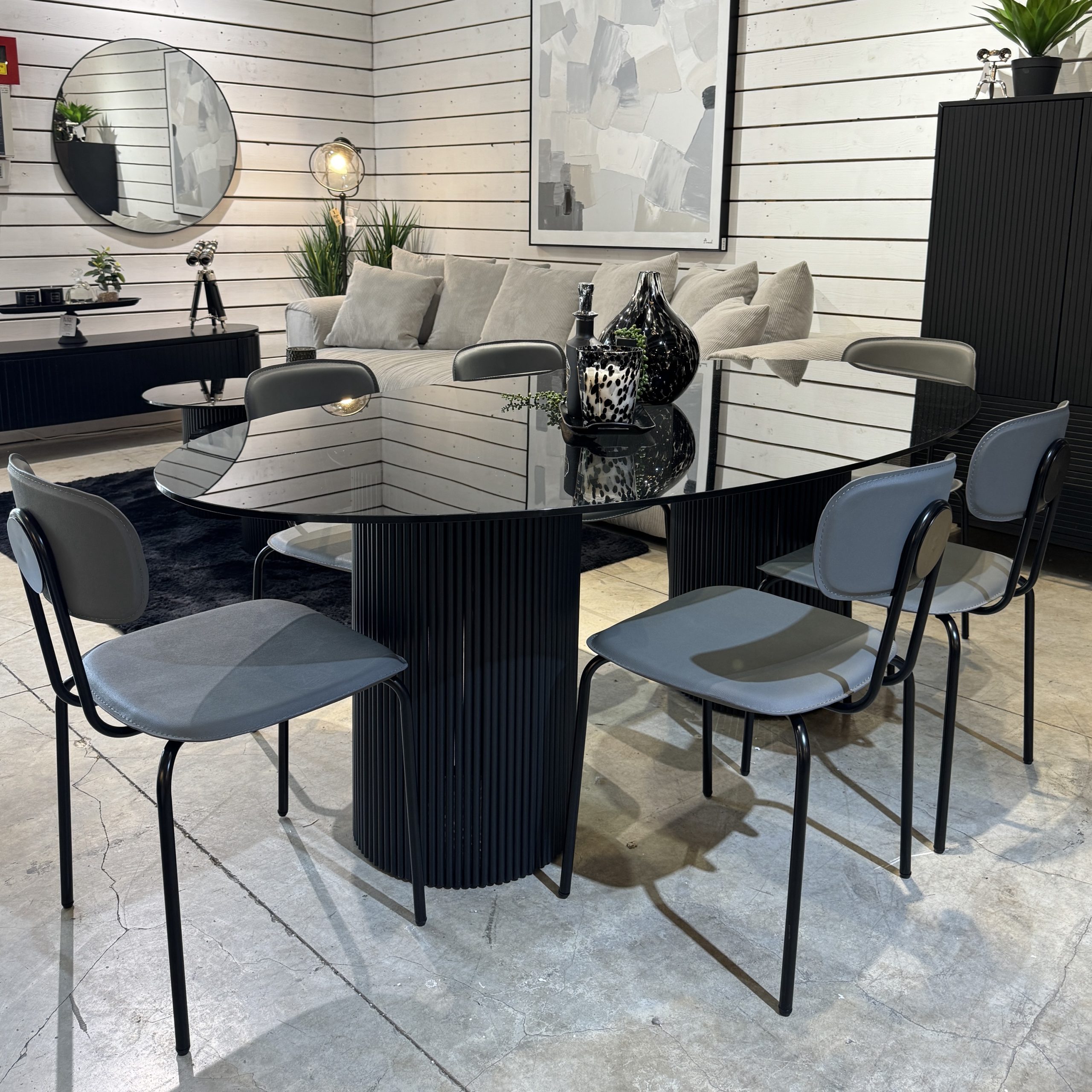 שולחן אוכל אובלי זכוכית שחורה רגליים שחורה דגם מנדי שולחן אוכל אובלי זכוכית שחורה רגליים שחורה דגם מנדי