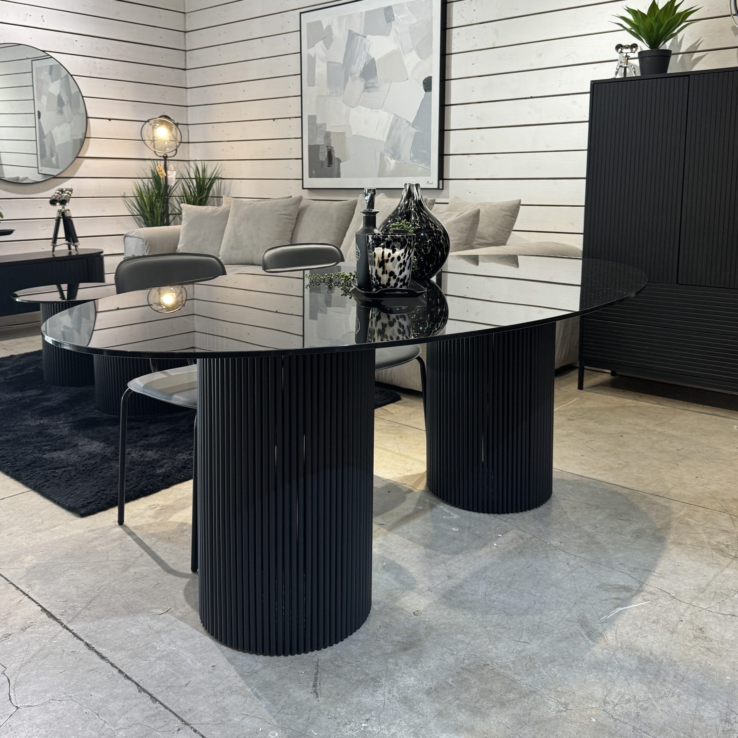 שולחן אוכל אובלי זכוכית שחורה רגליים שחורה דגם מנדי שולחן אוכל אובלי זכוכית שחורה רגליים שחורה דגם מנדי