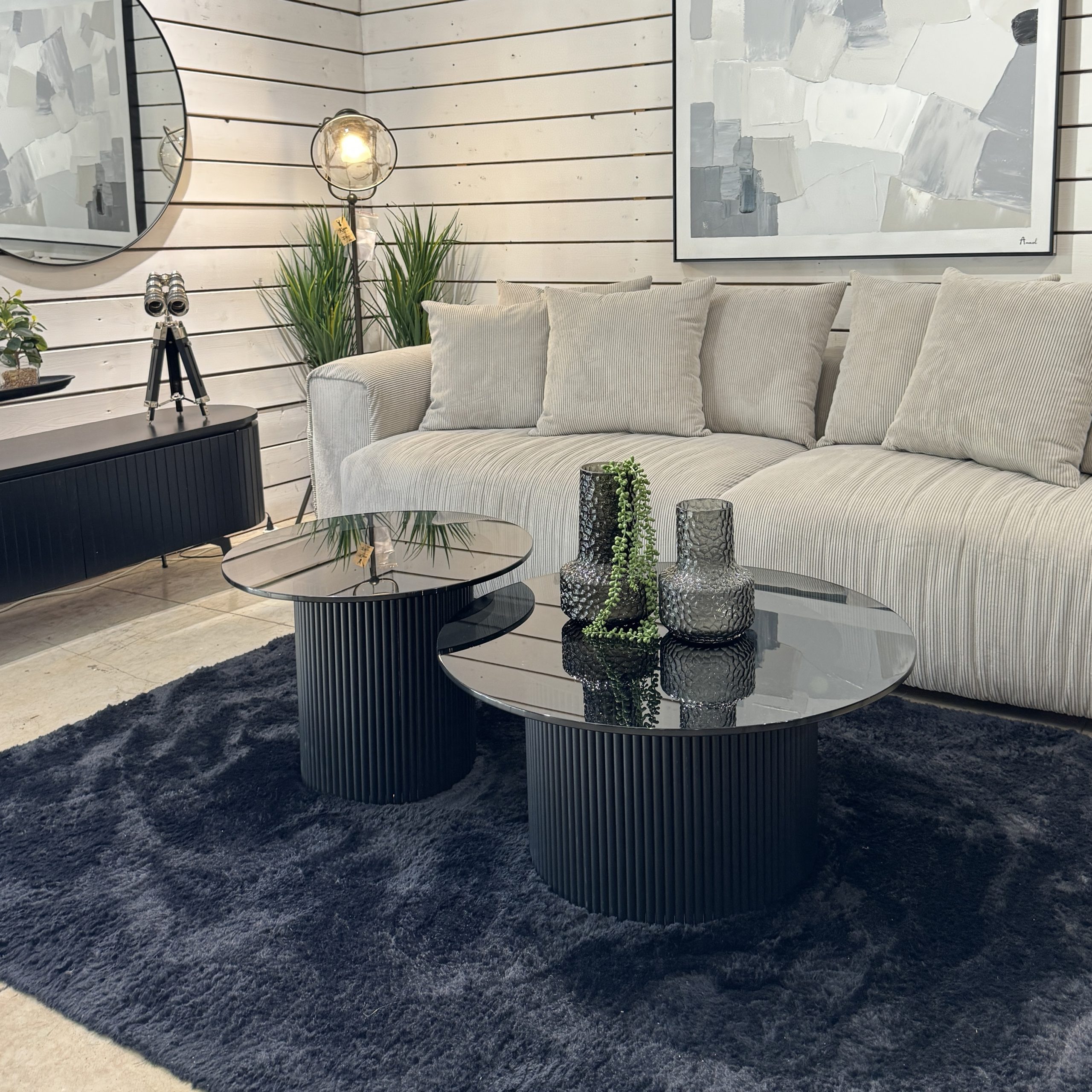 זוג שולחנות סלון עגולים זכוכית שחורה רגליים שחורות דגם מנדי זוג שולחנות סלון עגולים זכוכית שחורה רגליים שחורות דגם מנדי