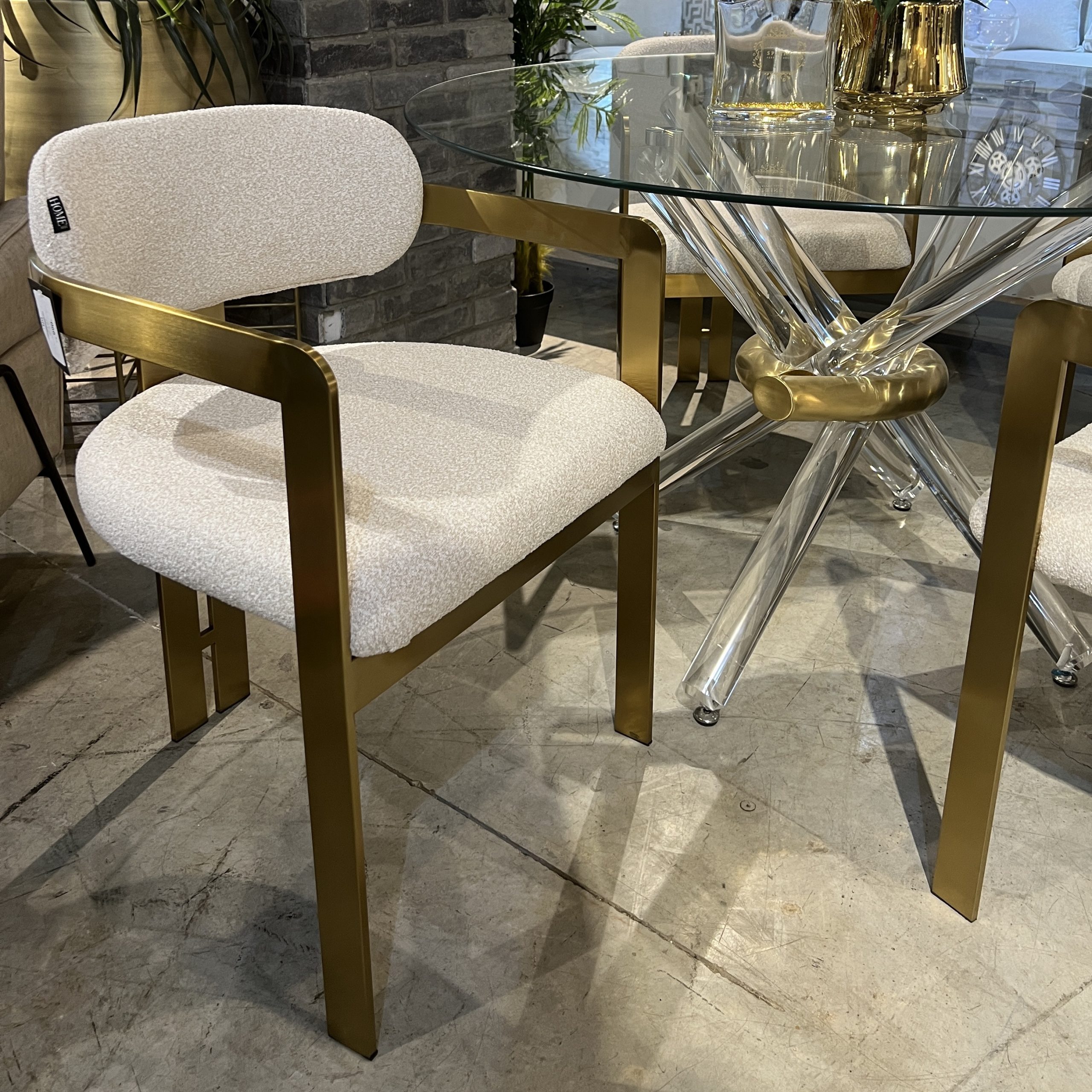 כיסא מעוצב יוקרתי רגל זהב בד קטיפה שמנת דגם מנדי כיסא מעוצב יוקרתי רגל זהב בד קטיפה שמנת דגם מנדי