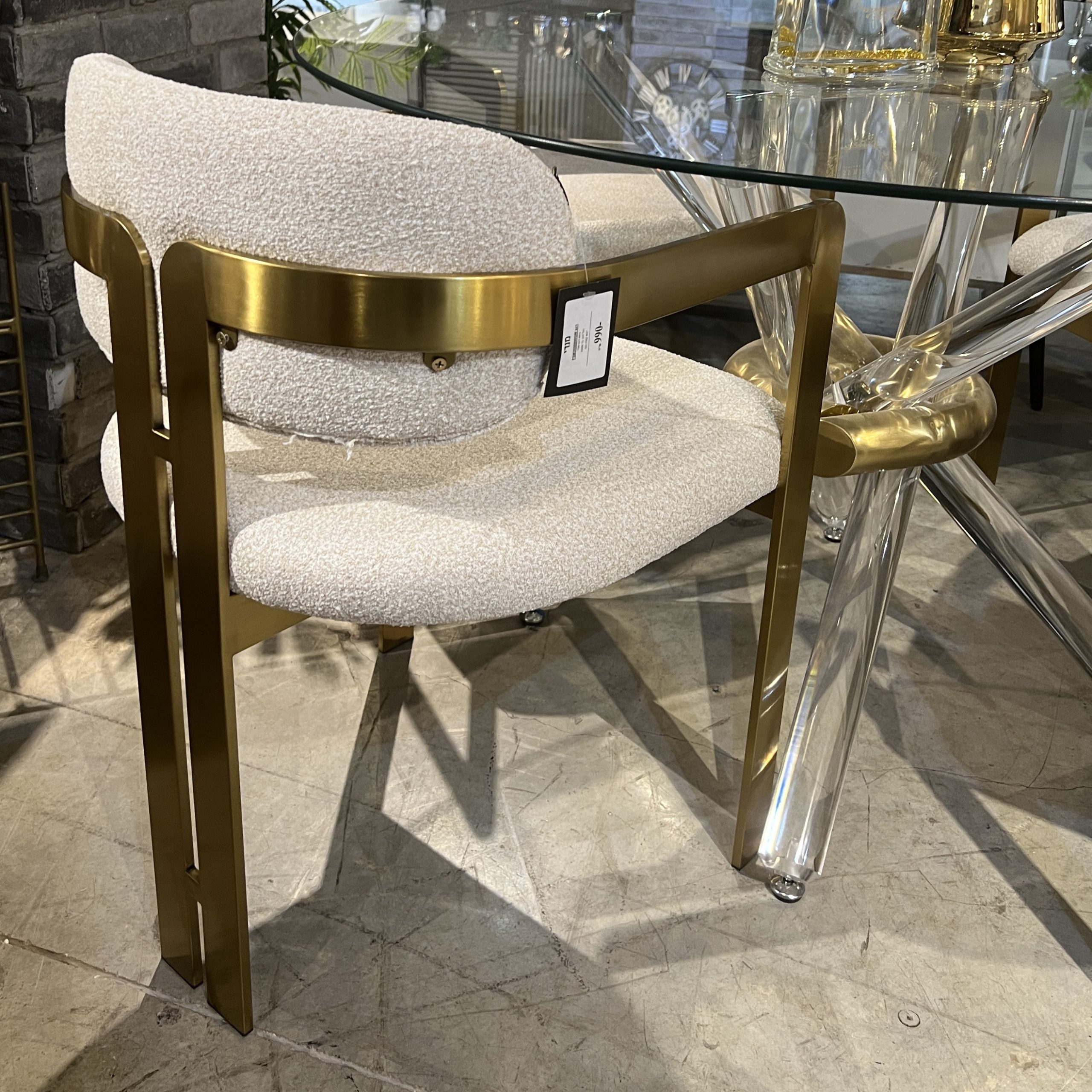 כיסא מעוצב יוקרתי רגל זהב בד קטיפה שמנת דגם מנדי כיסא מעוצב יוקרתי רגל זהב בד קטיפה שמנת דגם מנדי