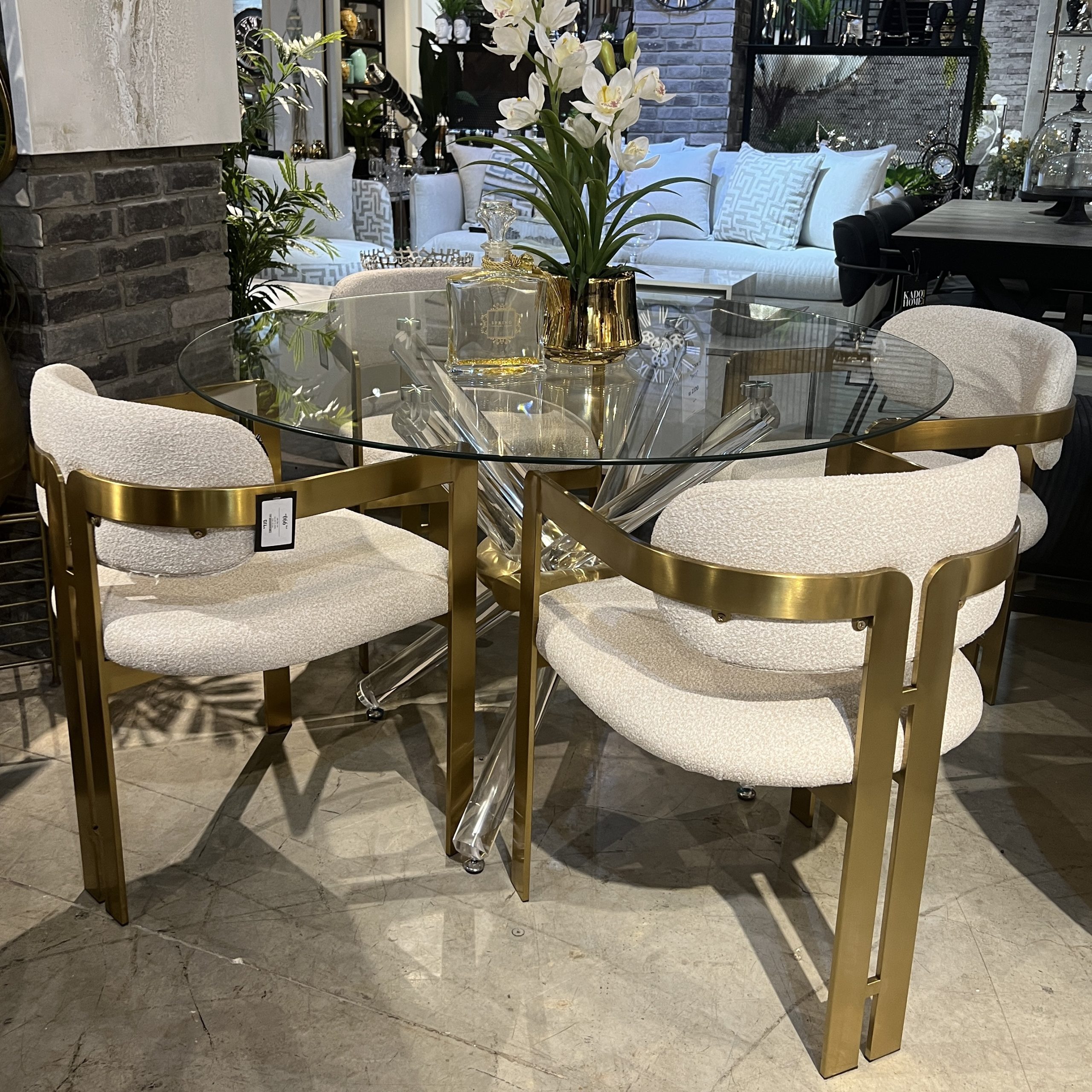 כיסא מעוצב יוקרתי רגל זהב בד קטיפה שמנת דגם מנדי כיסא מעוצב יוקרתי רגל זהב בד קטיפה שמנת דגם מנדי